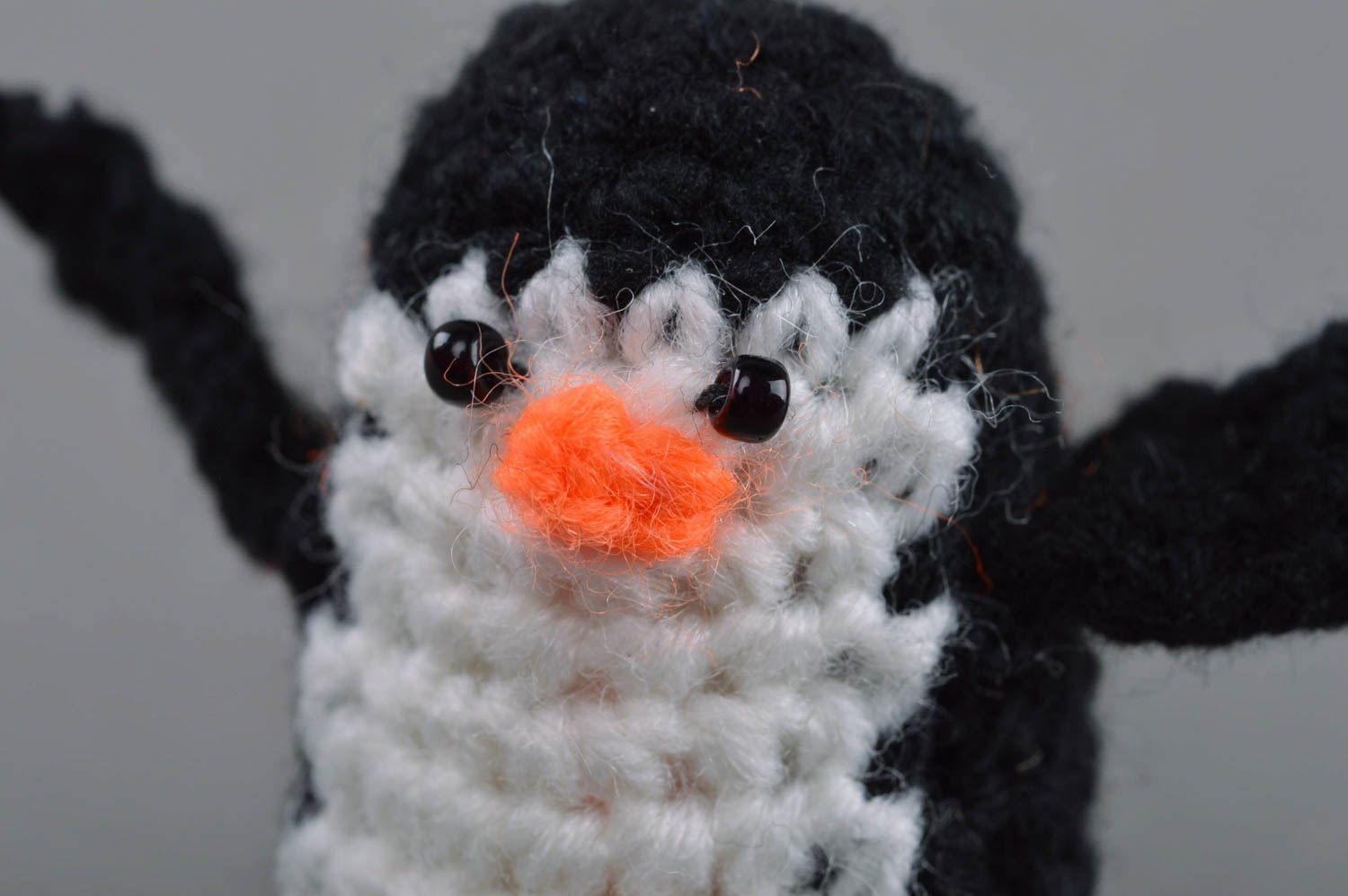 Schwarz weißes kleines gehäkeltes Kuscheltier Pinguin künstlerische Handarbeit foto 2