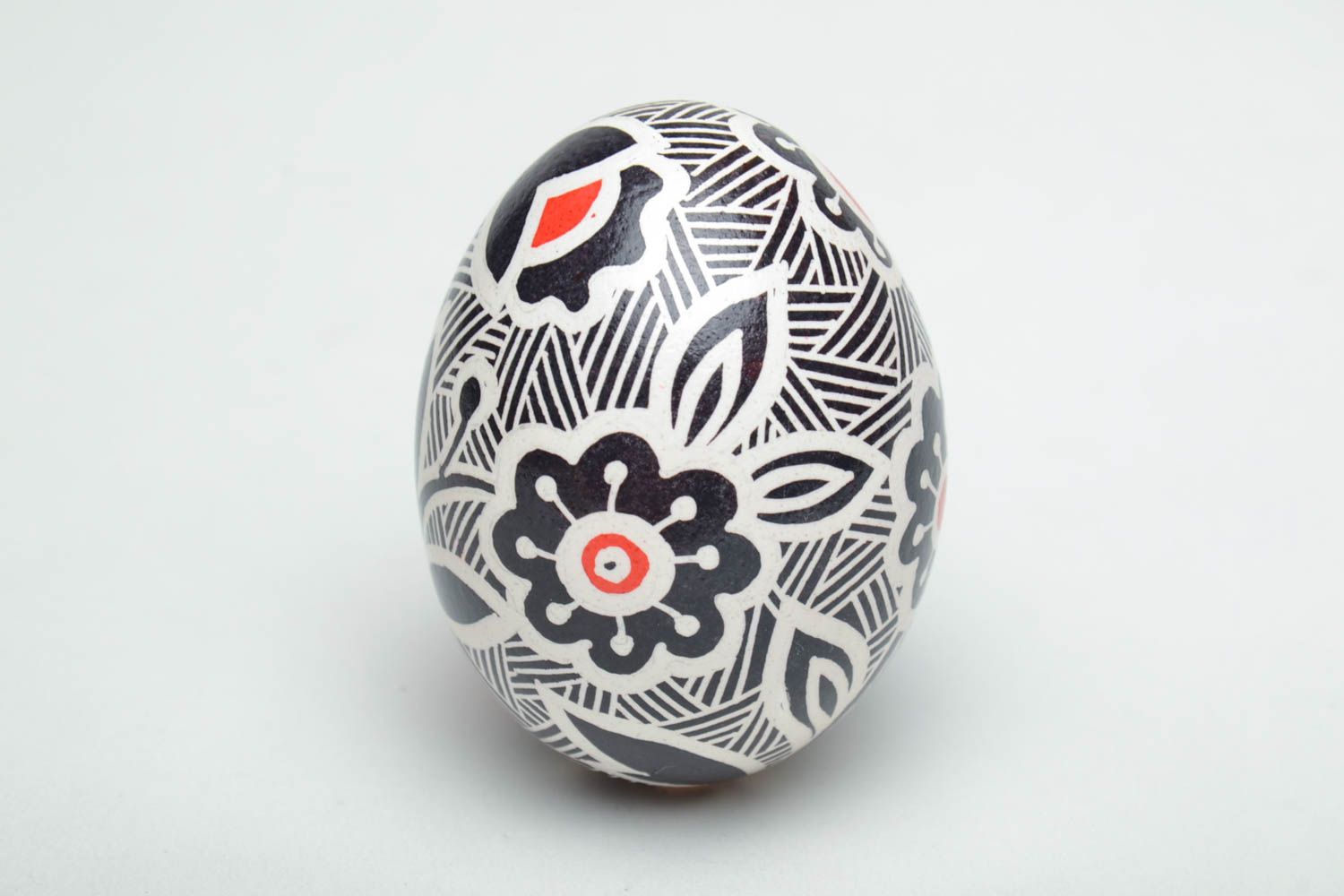 Oeuf de Pâques peint noir et blanc à motif floral fait main décoratif original photo 2