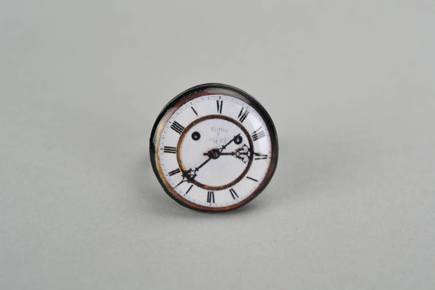 Anel artesanal de cerâmica plástica na forma de relógio Relógio de vintage foto 2