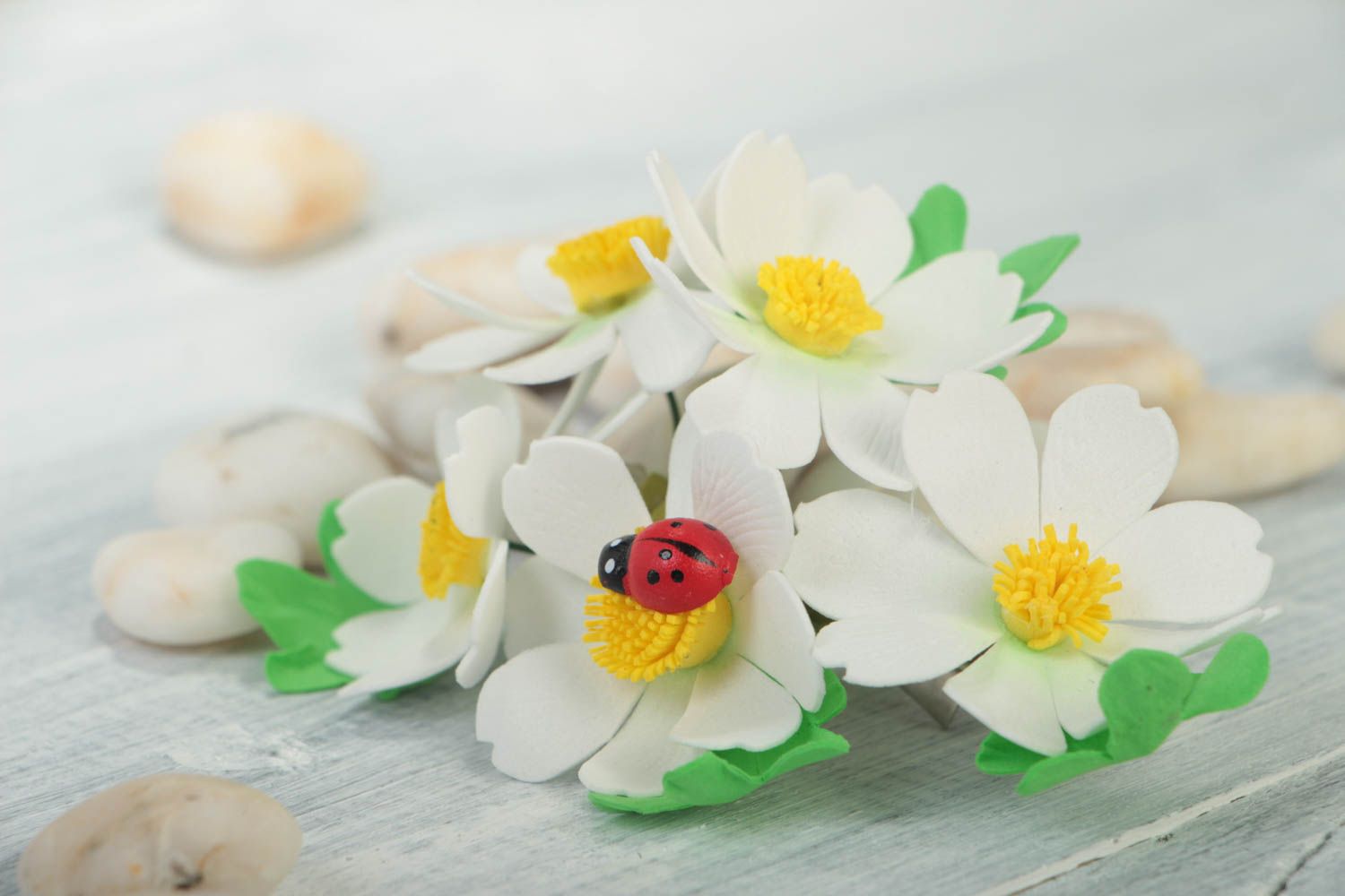 Festliche handgemachte Haarklammer mit Blumen aus Foamiran Kamillen für Damen foto 1