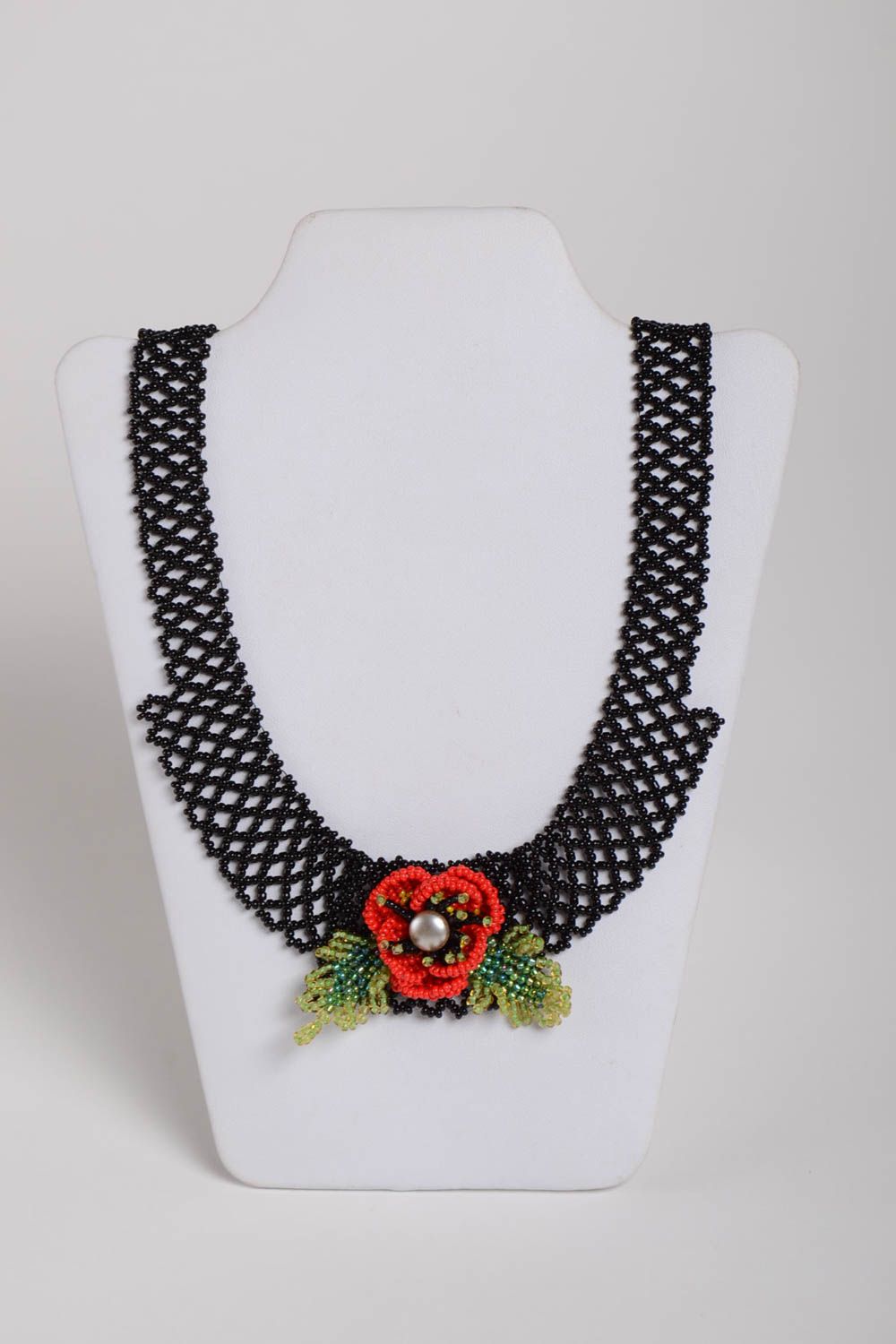 Collier noir large avec fleur rouge coquelicot fait main en perles de rocaille photo 2