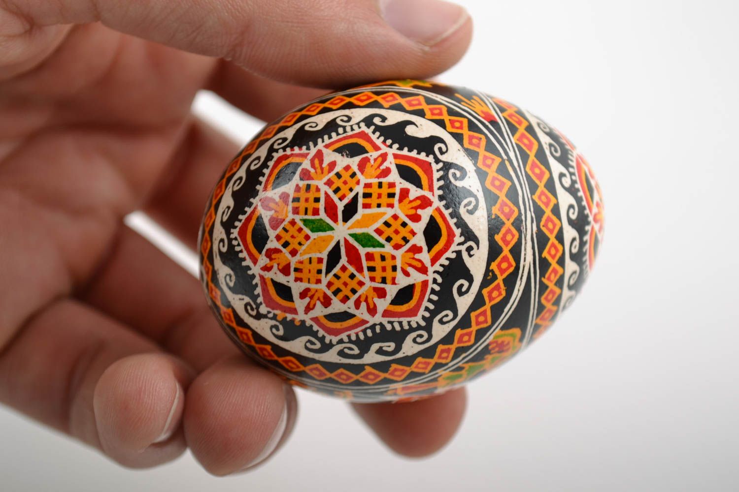 Huevo de Pascua de gallina artesanal pintado con acrílicos bonito foto 2