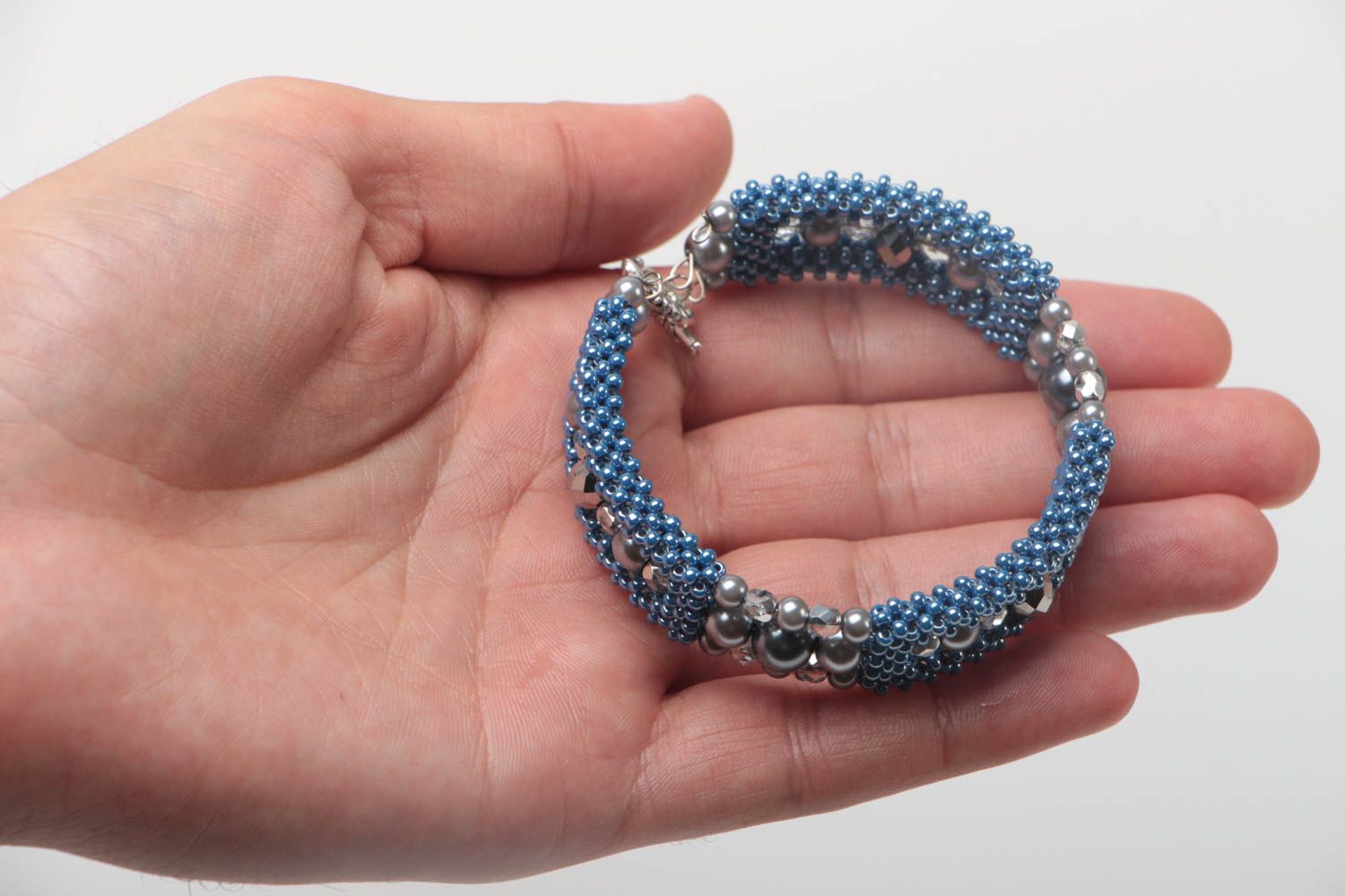 Hellblaues feines elegantes handgemachtes Armband aus Glasperlen und Metall foto 4