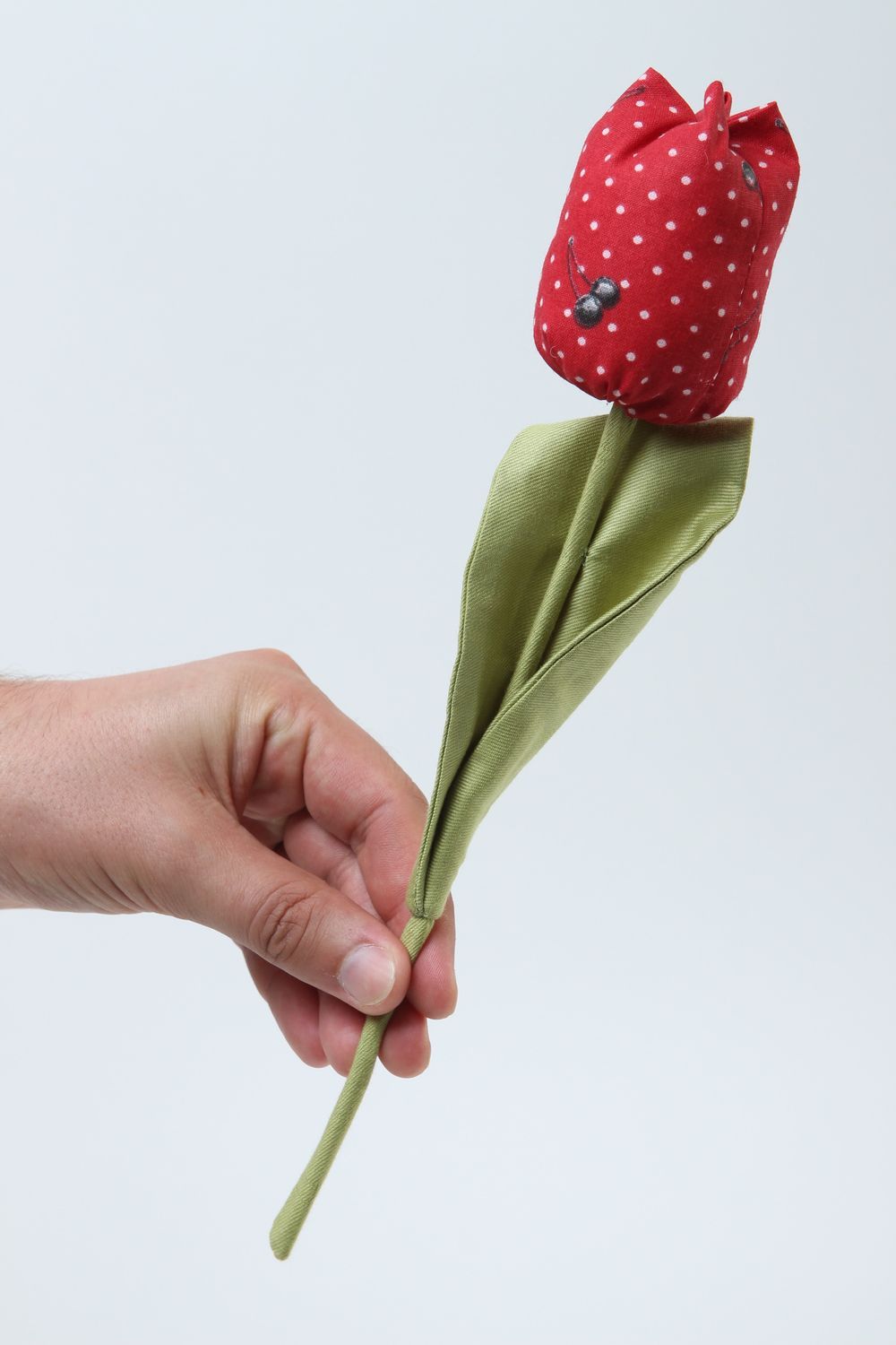 Flor de tela roja a puntos hecha a mano tulipán artificial elemento decorativo foto 5
