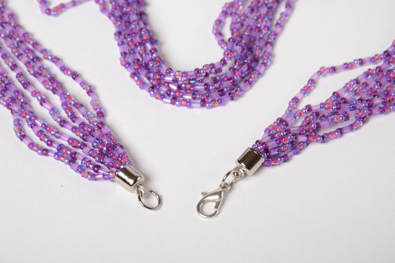 Длинное ожерелье из бисера и стекляруса фиолетовое многорядное ручной работы  фото 3