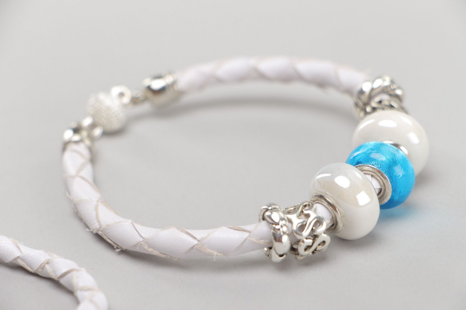 Handgemachtes Armbänder Set aus Kunstleder 2 Stück mit Perlen und Anhängern Geschenk Frau foto 4