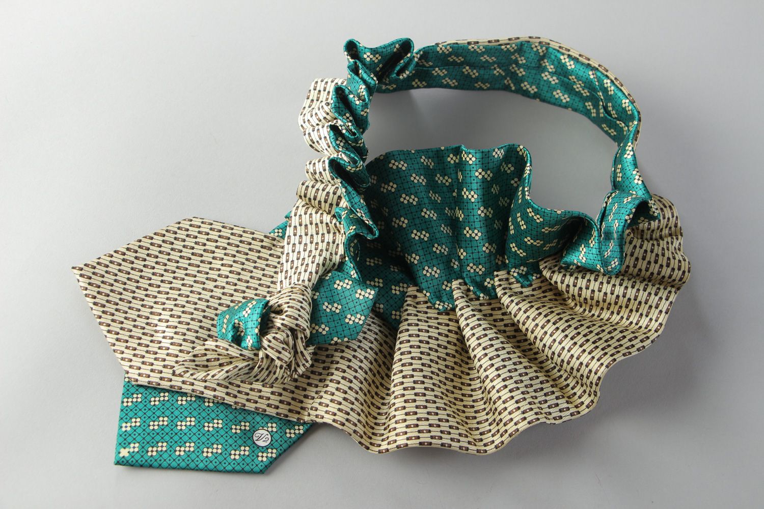 Dekoratives elegantes grünes handgemachtes Krawatten Collier aus Stoff für Frauen foto 2