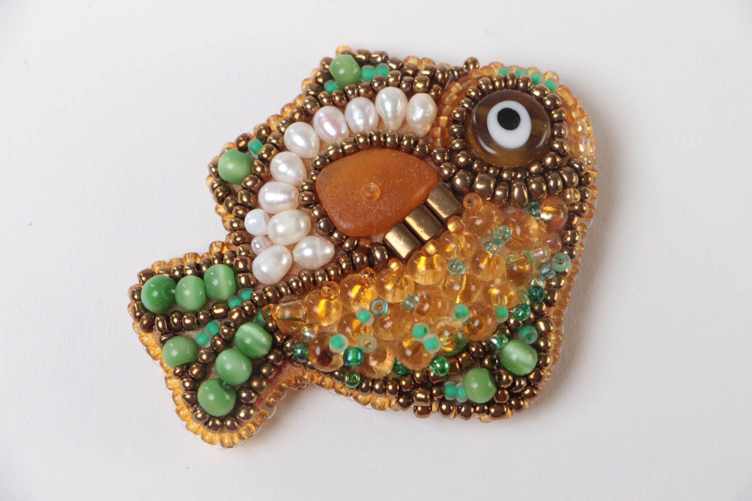 Broche artesanal con forma de pez bordado con abalorios y piedras naturales foto 2
