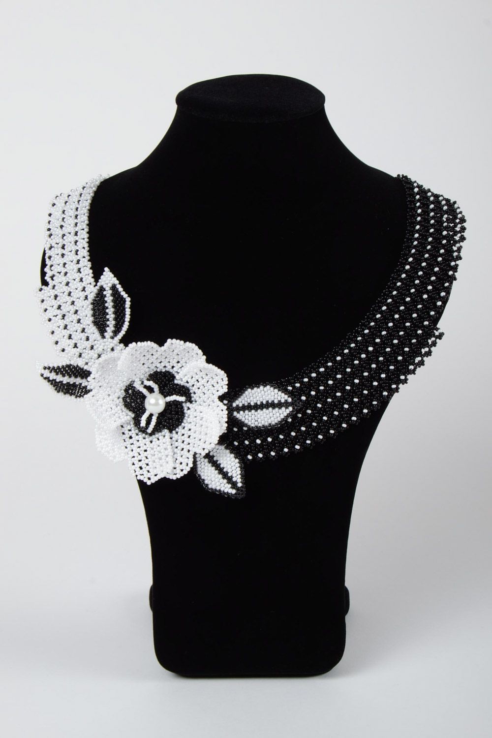 Collier en perles de rocaille tchèques avec grande fleur fait main blanc-noir photo 1