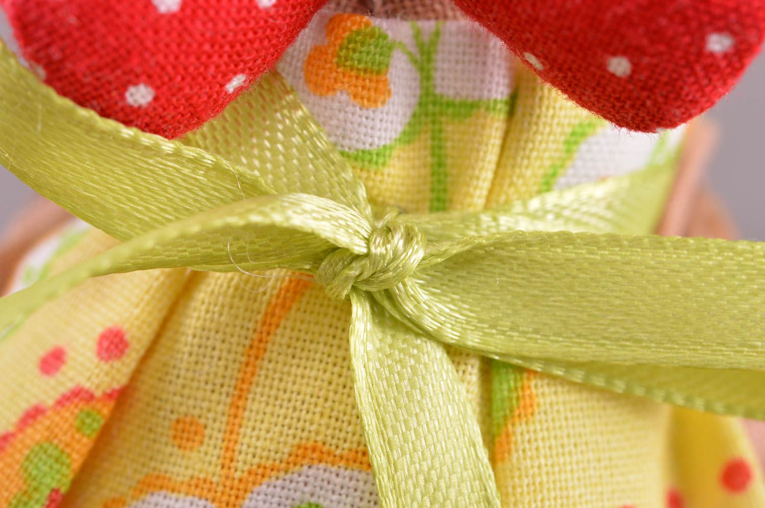 Petite peluche poule faite main en coton en robe jaune originale pour enfant  photo 2