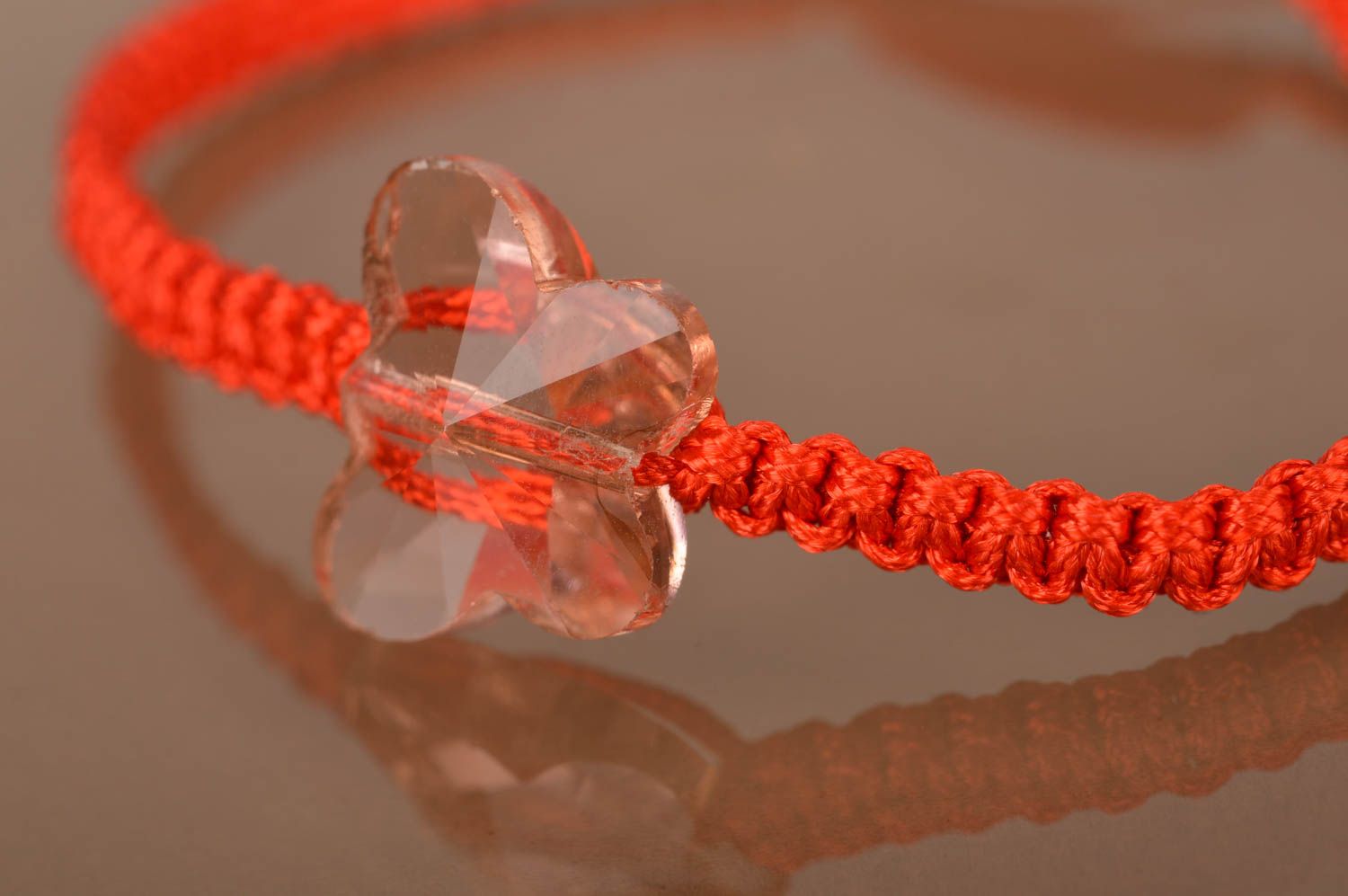 Браслет из вощеного шнурка красный плетеный с пластиковой бабочкой ручной работы фото 3