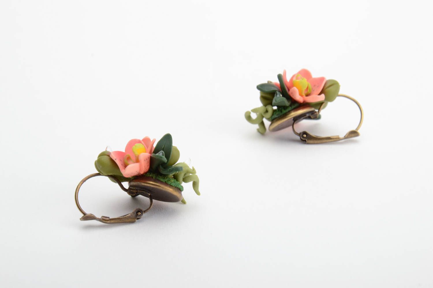 Серьги-цветы из полимерной глиной розовые с зеленым красивые ручной работы фото 5