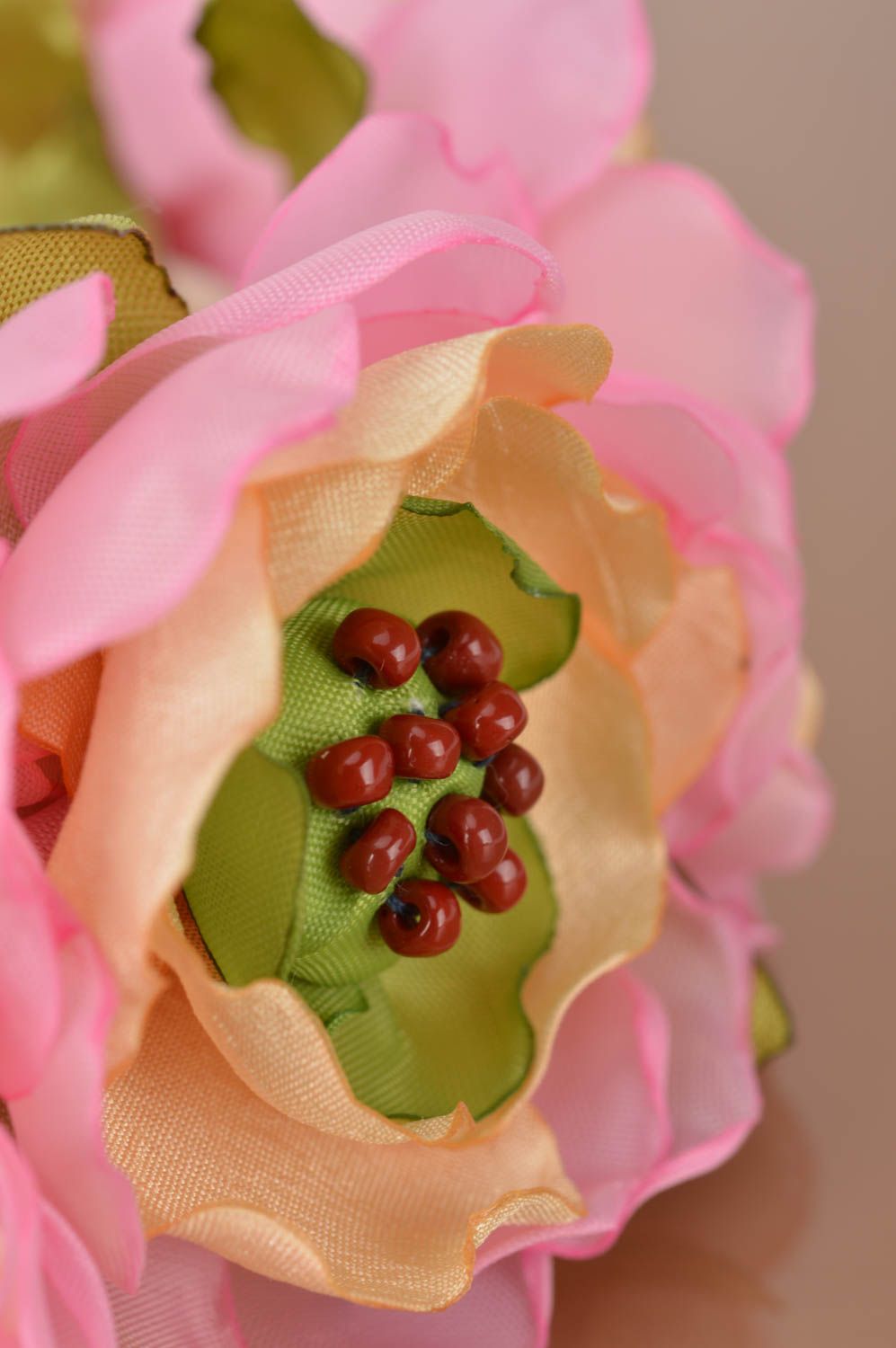 Serre-tête avec fleurs en rubans de satin rose-crème fait main Pivoines photo 5