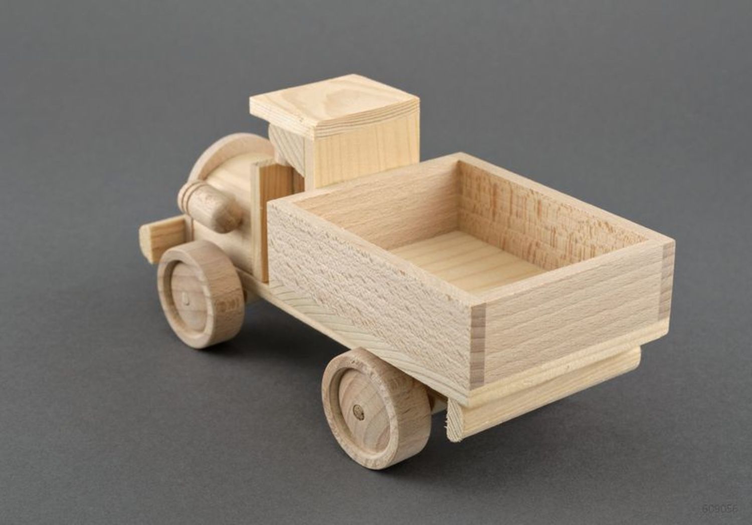 Caminhão de brinquedo de madeira foto 4