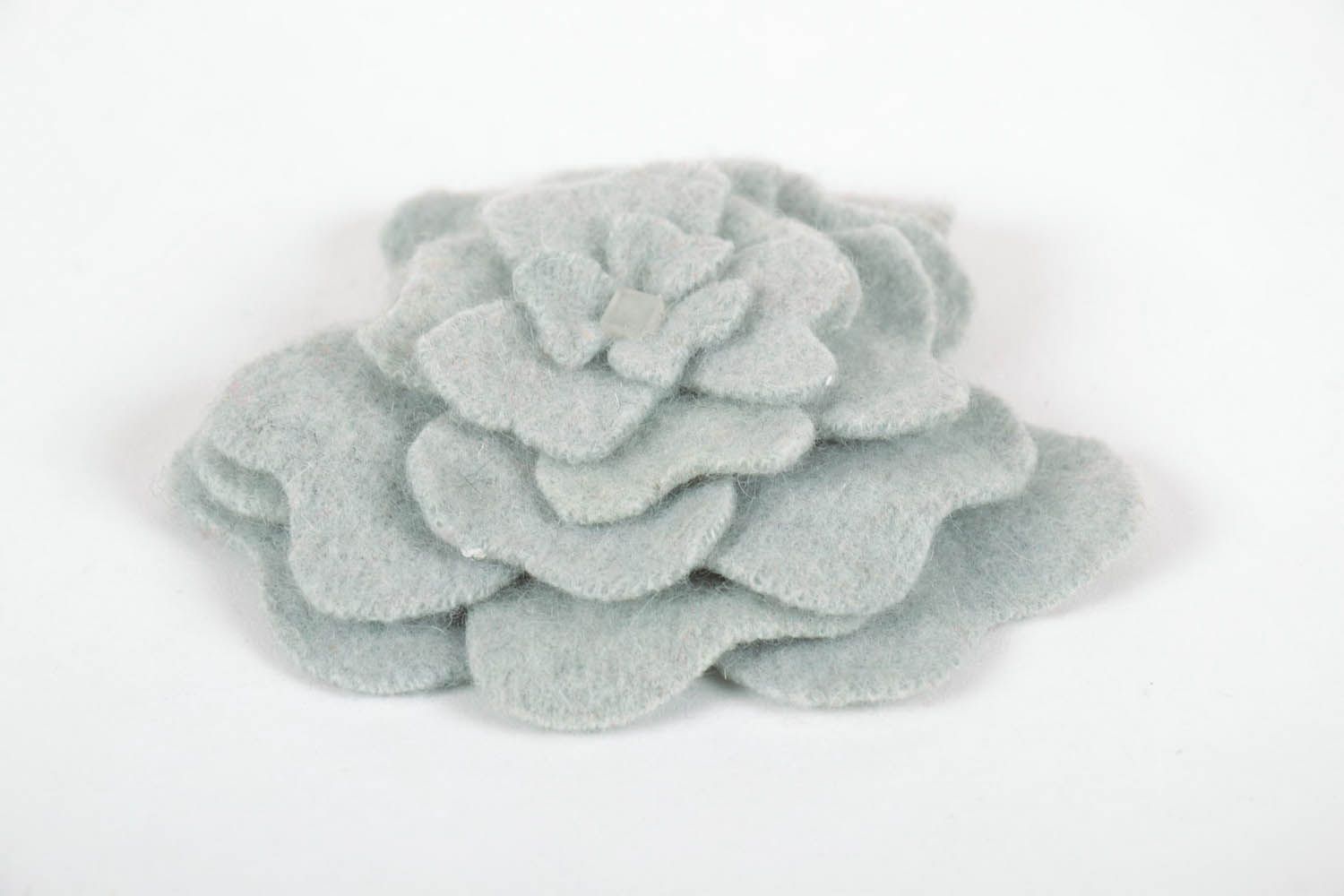 Broche originale en laine fleur grise photo 3