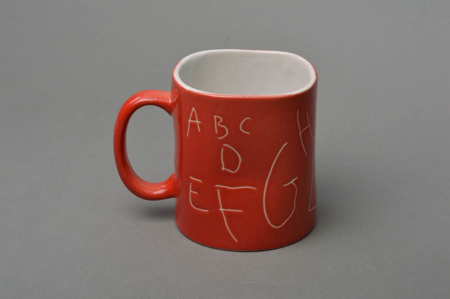 Tasse rouge en porcelaine couverte de glaçure faite main originale motif lettres photo 2