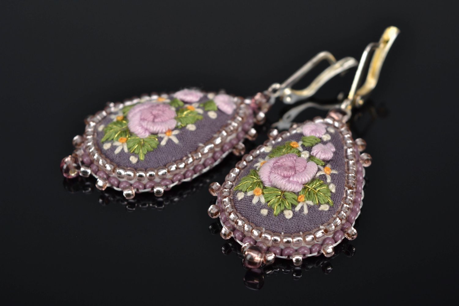 Embroidered dangle earrings photo 1