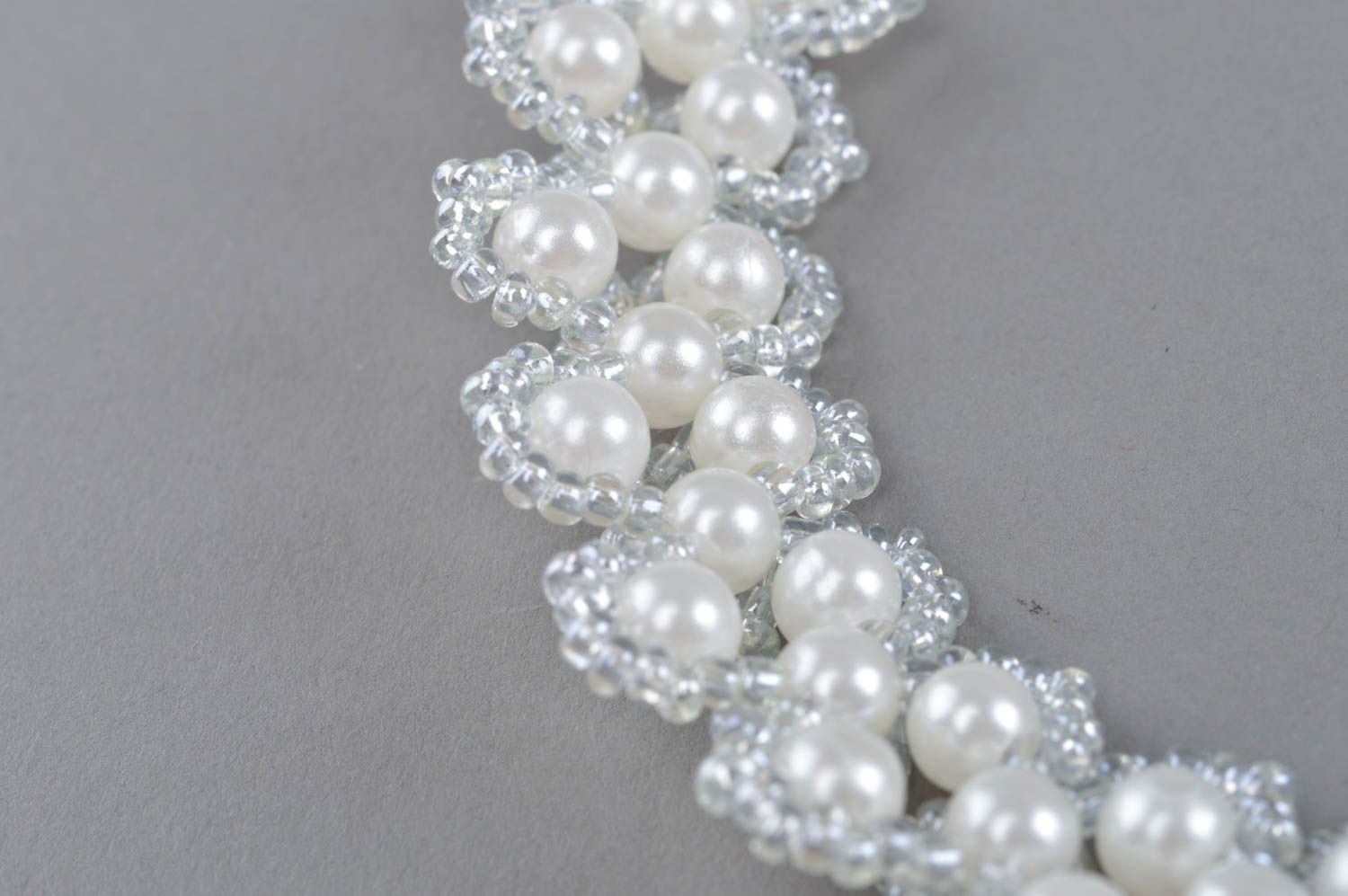 Ожерелье из бисера и бусин белое с серебристым ручной работы авторское женское фото 3