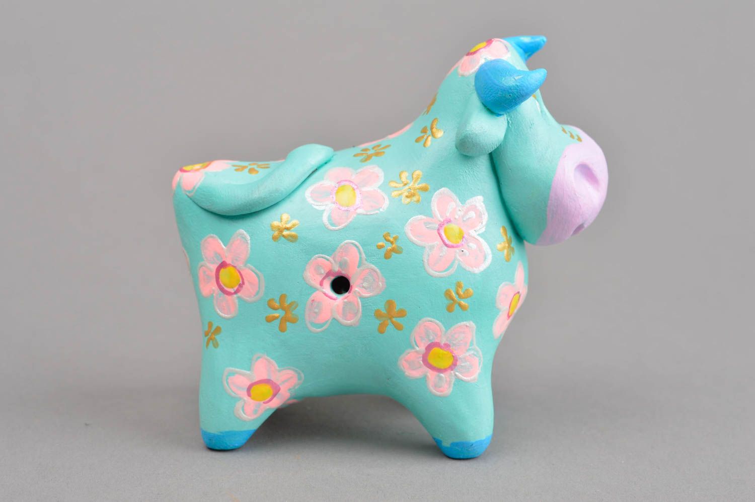 Керамический сувенир ручной работы игрушка из глины свистулька из глины коровка фото 3