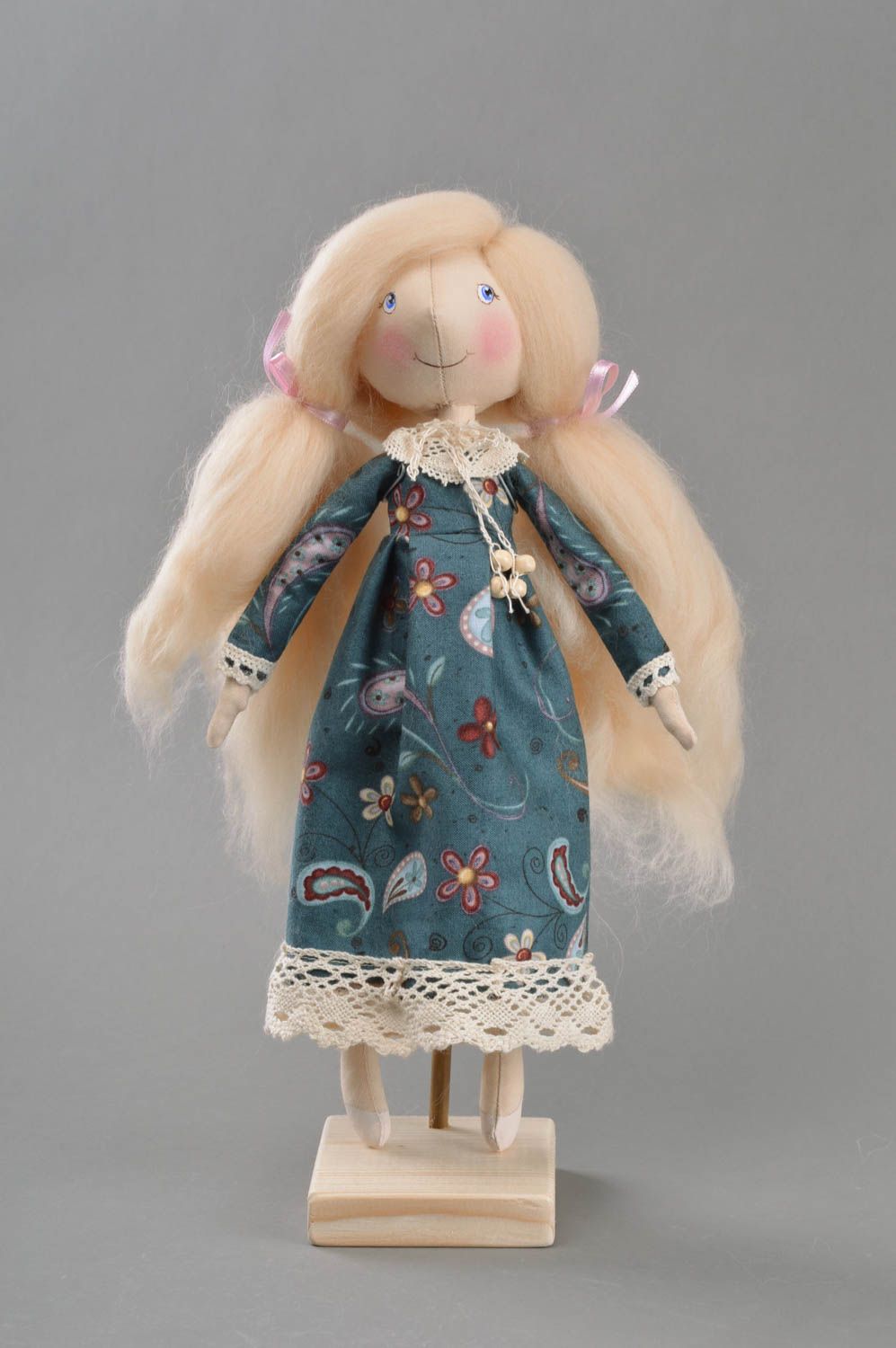 Авторская тканевая интерьерная кукла отличница на деревянной подставке  фото 1