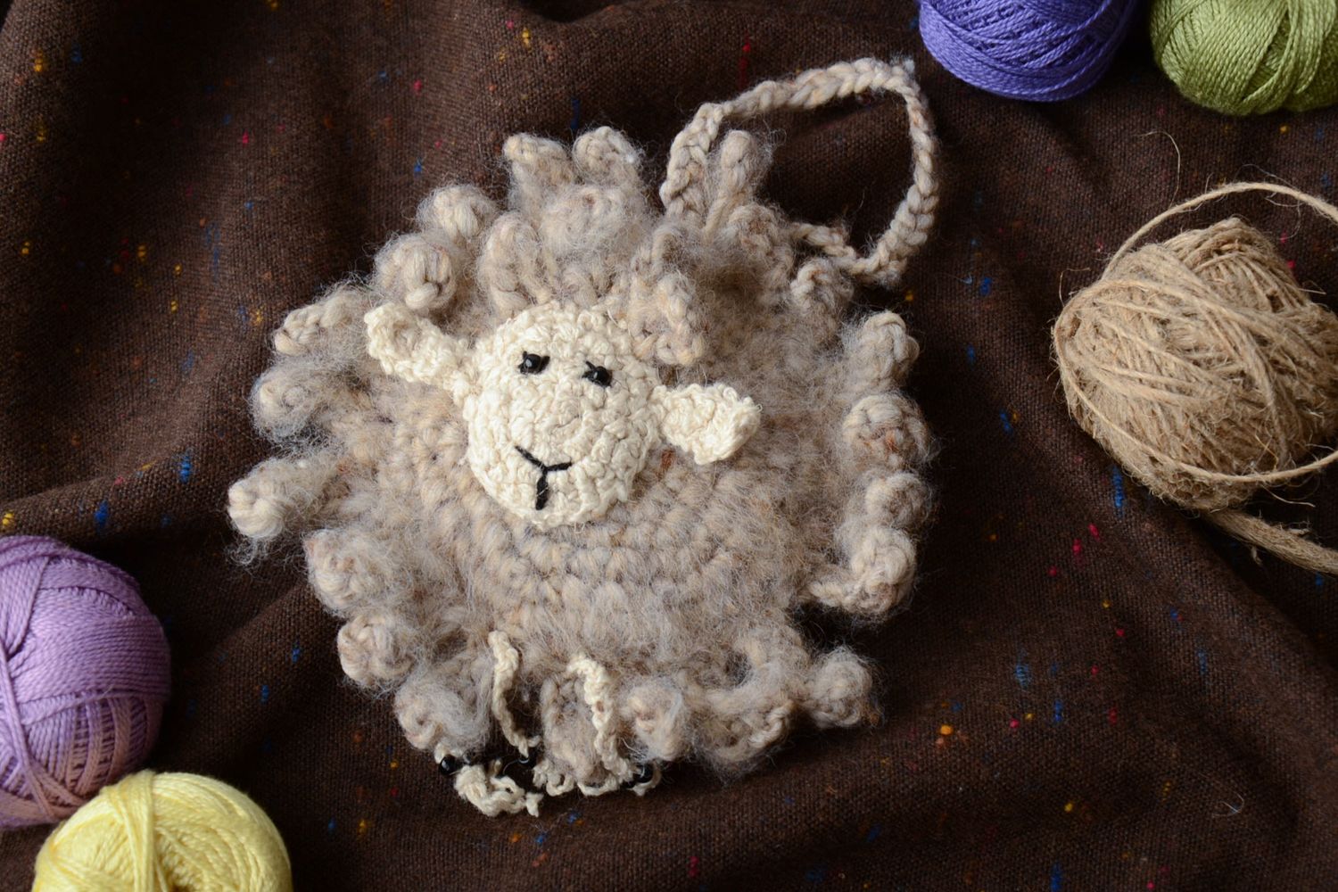 Petite Brebis grise décoration à accrocher tricotée aux aiguilles faite main photo 1