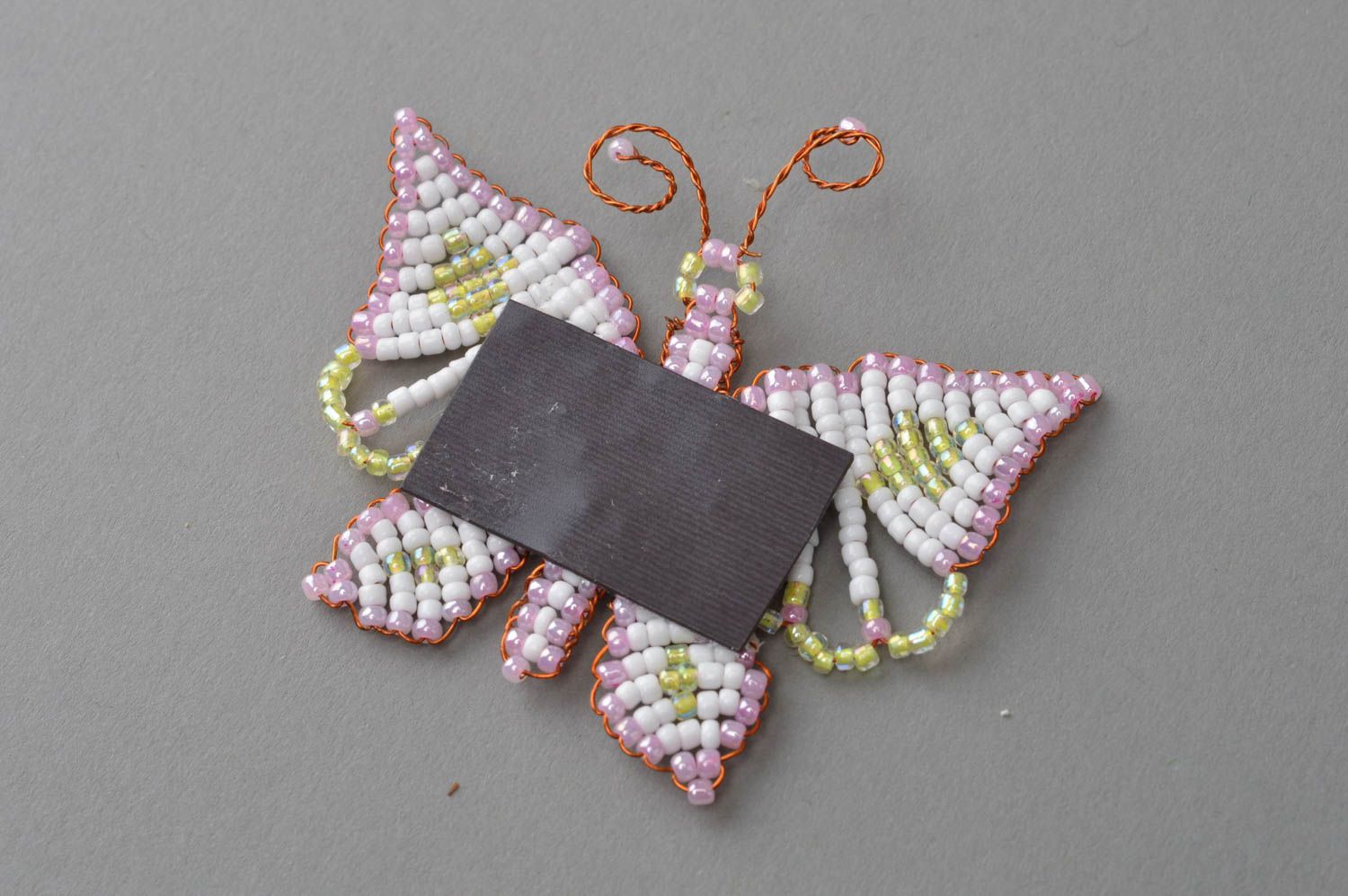 Magnet papillon rose blanc en perles de rocaille design délicat fait main photo 4