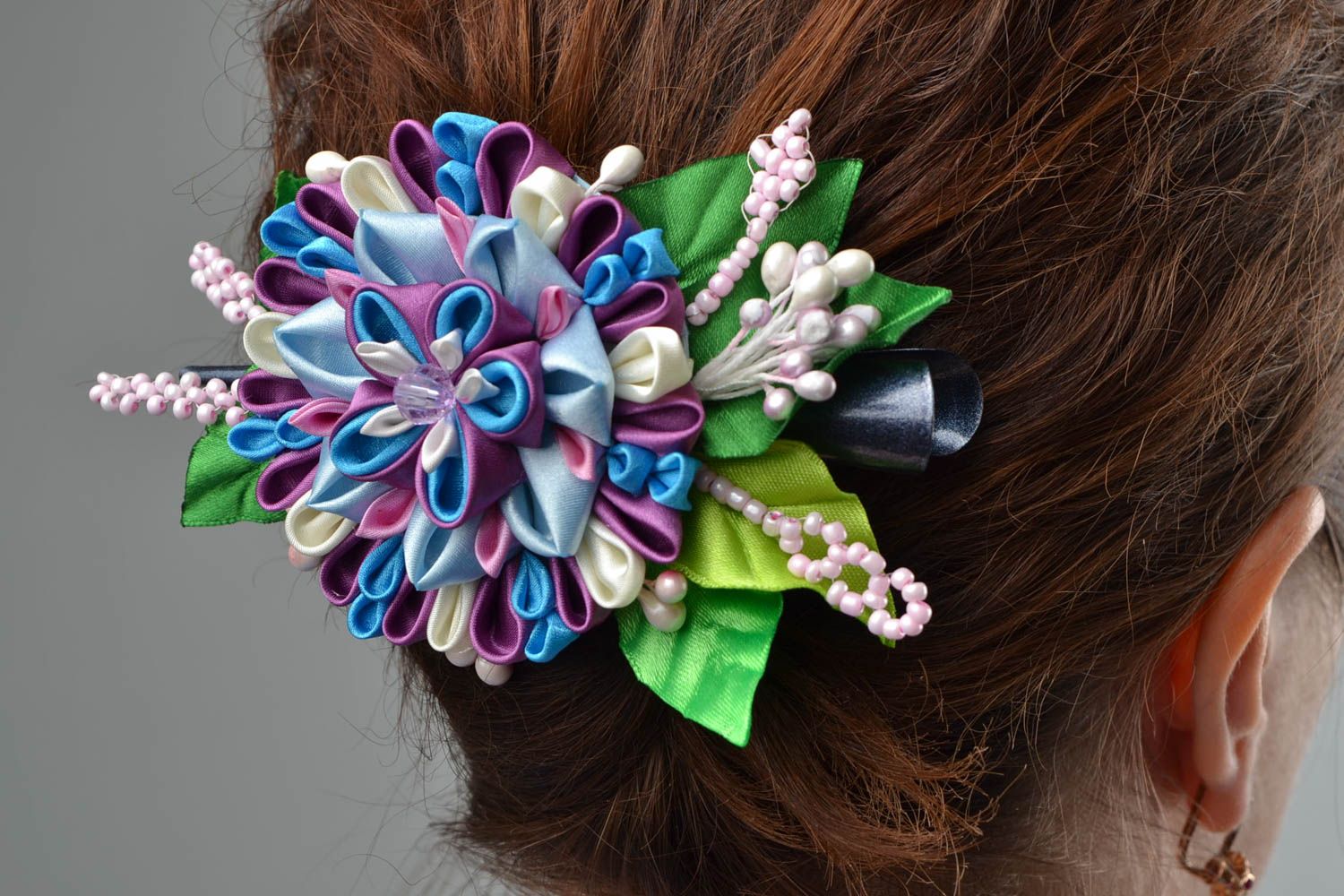 Красочная авторская заколка для волос из атласных лент с цветком ручной работы фото 1