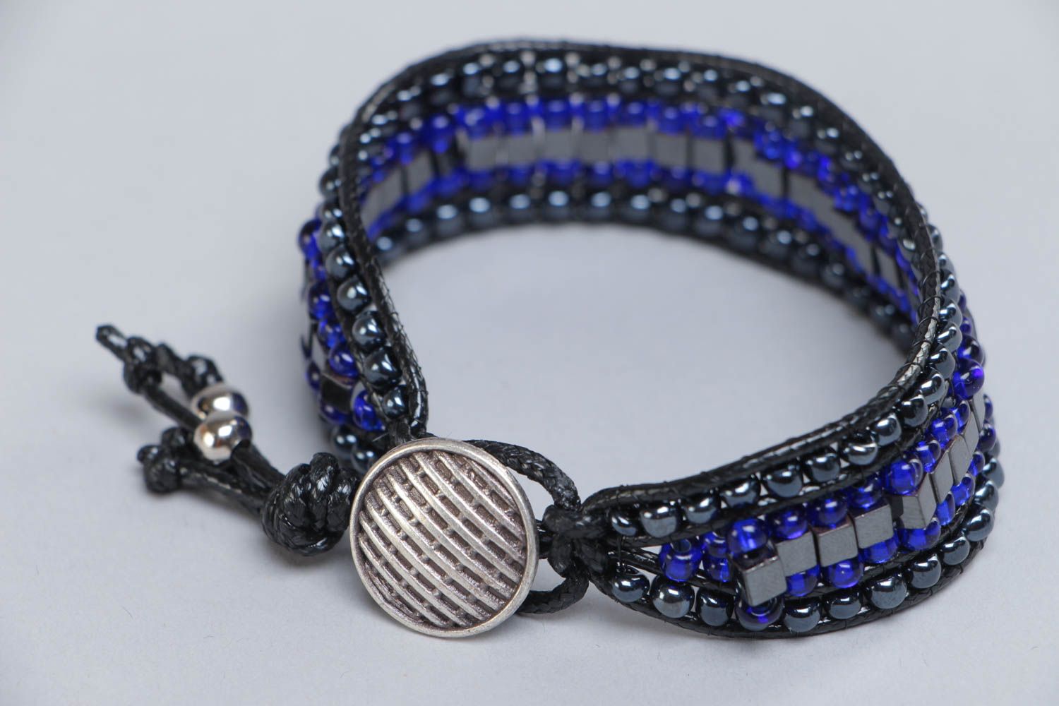 Браслет с натуральным камнем и бисером на руку оригинальный нарядный черный с синим фото 3
