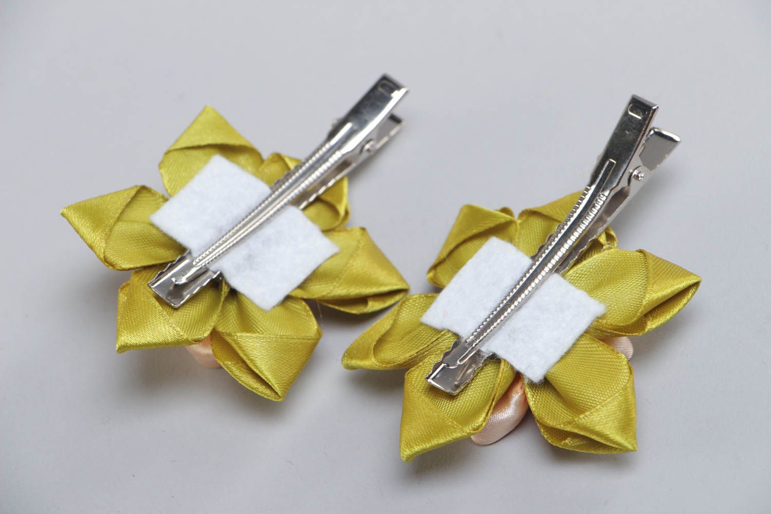 Set of handmade satin ribbon flower hair clips 2 pieces photo 4