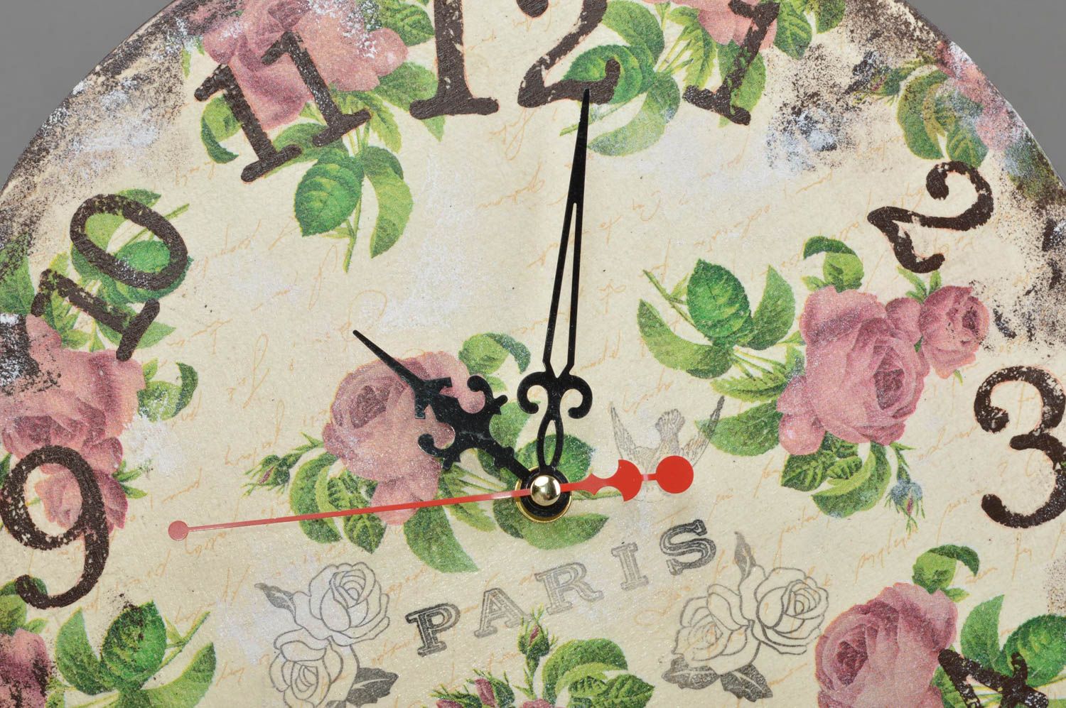 Runde handgemachte Wanduhr aus Spanplatte mit Blumen Print Decoupage Technik foto 2