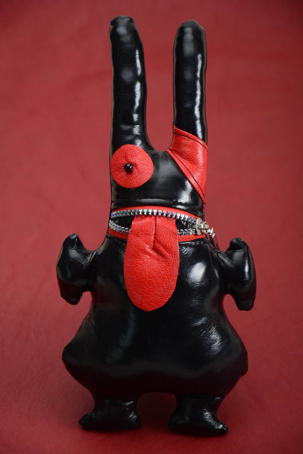 Jouet lapin fait main Peluche en cuir et similicuir noir-rouge Décoration maison photo 1