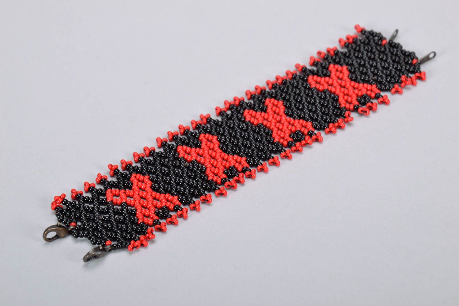 Red and black beaded bracelet photo 4