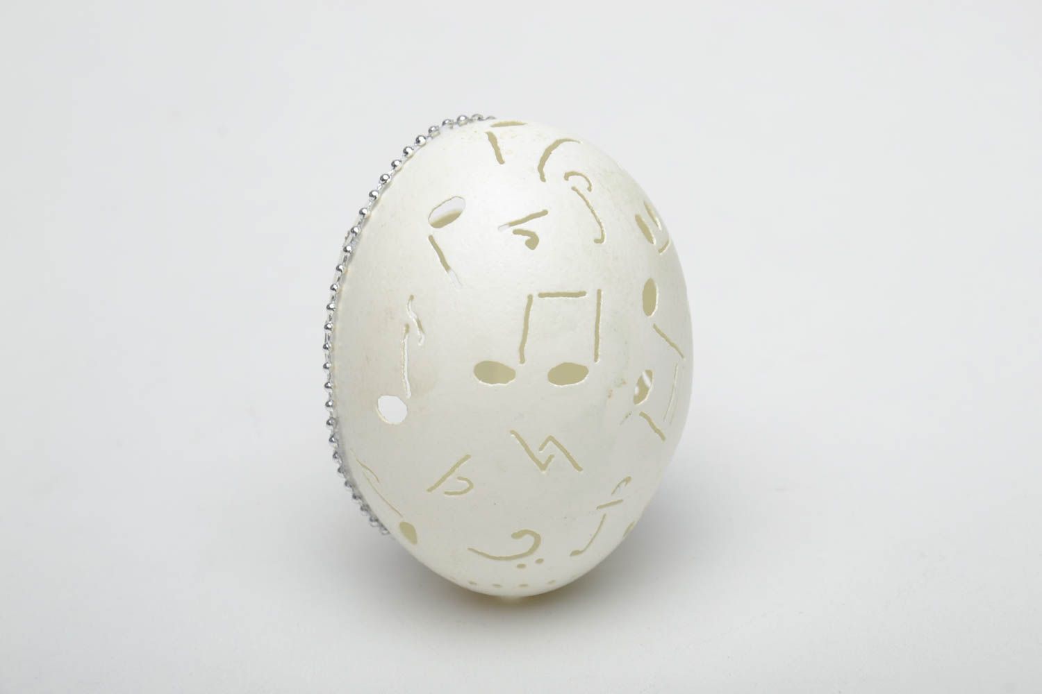 Engraved chicken egg with bird pattern photo 4