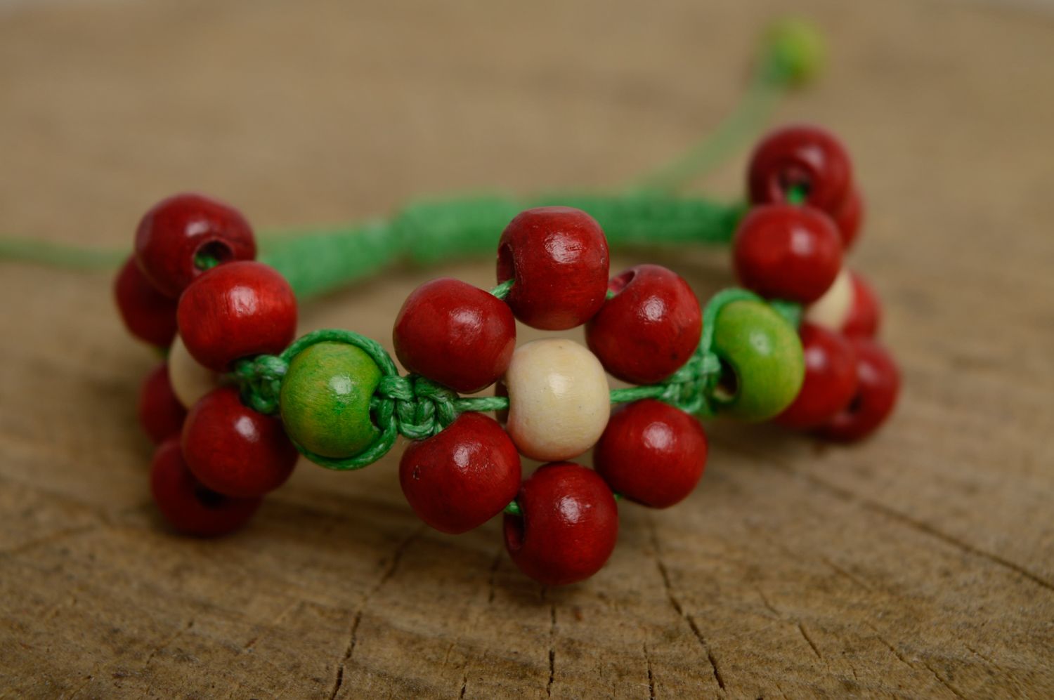 Bracelet en macramé lacet vert ciré et perles rouges en bois fait main photo 1