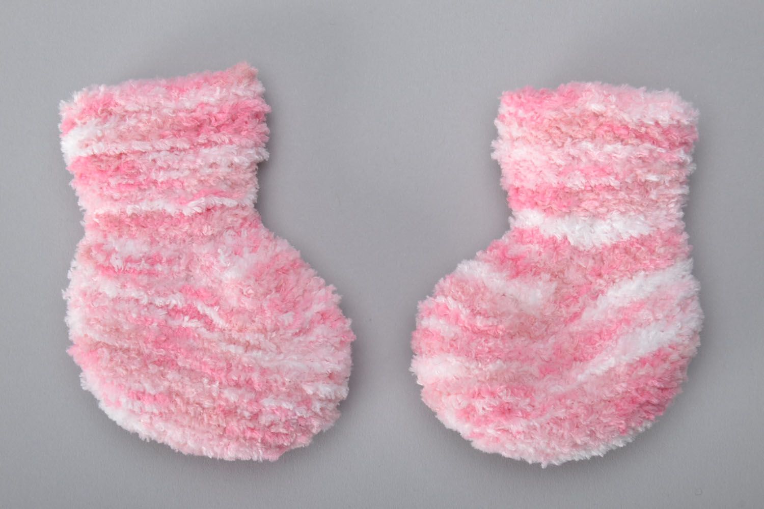 Chaussons d'enfants tricotés à la main rose photo 3
