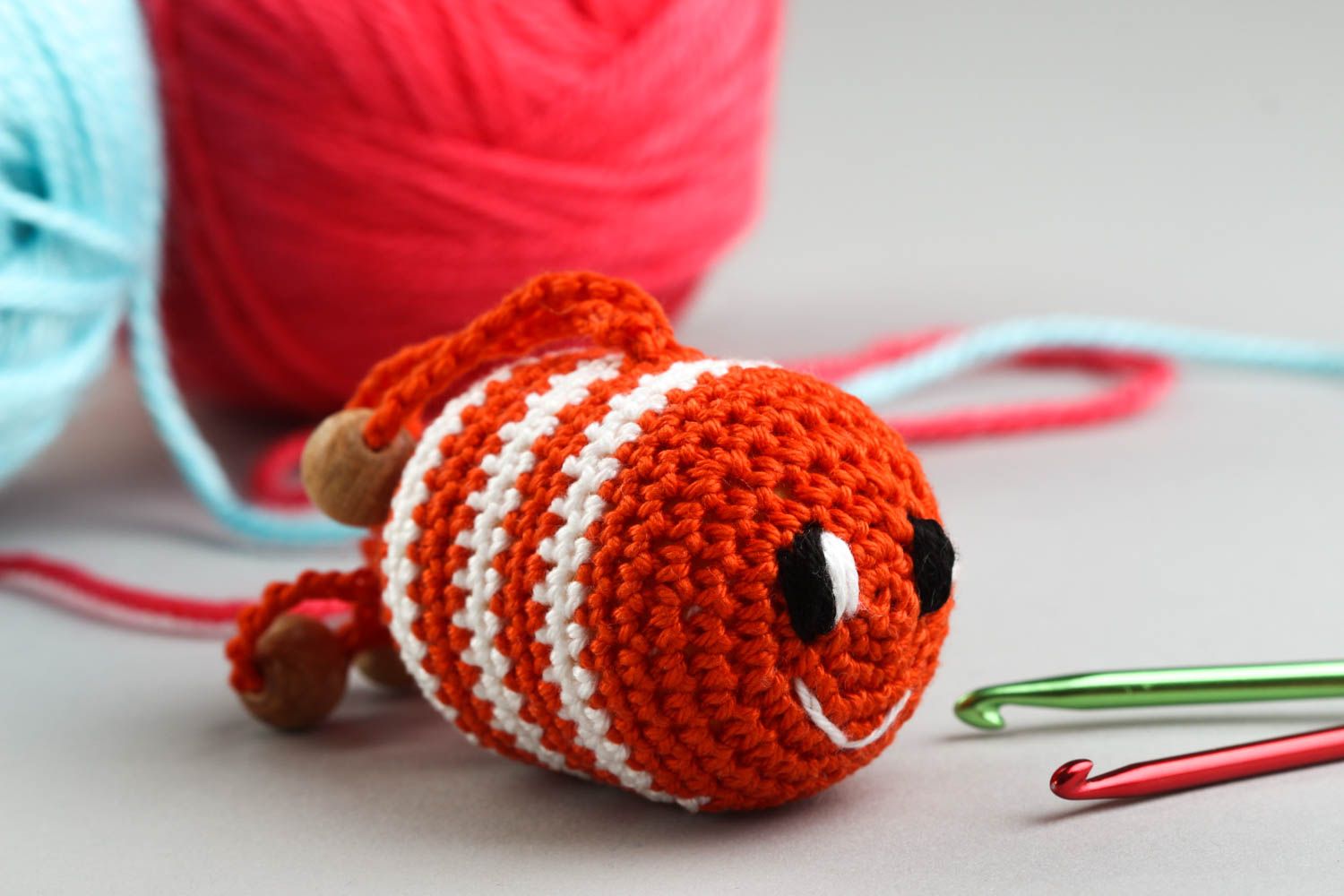 Hochet poisson fait main Jouet éveil tricoté crochet Cadeau enfant design photo 1