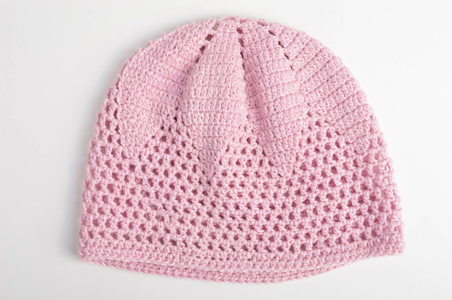 Розовая детская шапка ручной работы для девочки вязаная крючком красивая фото 3