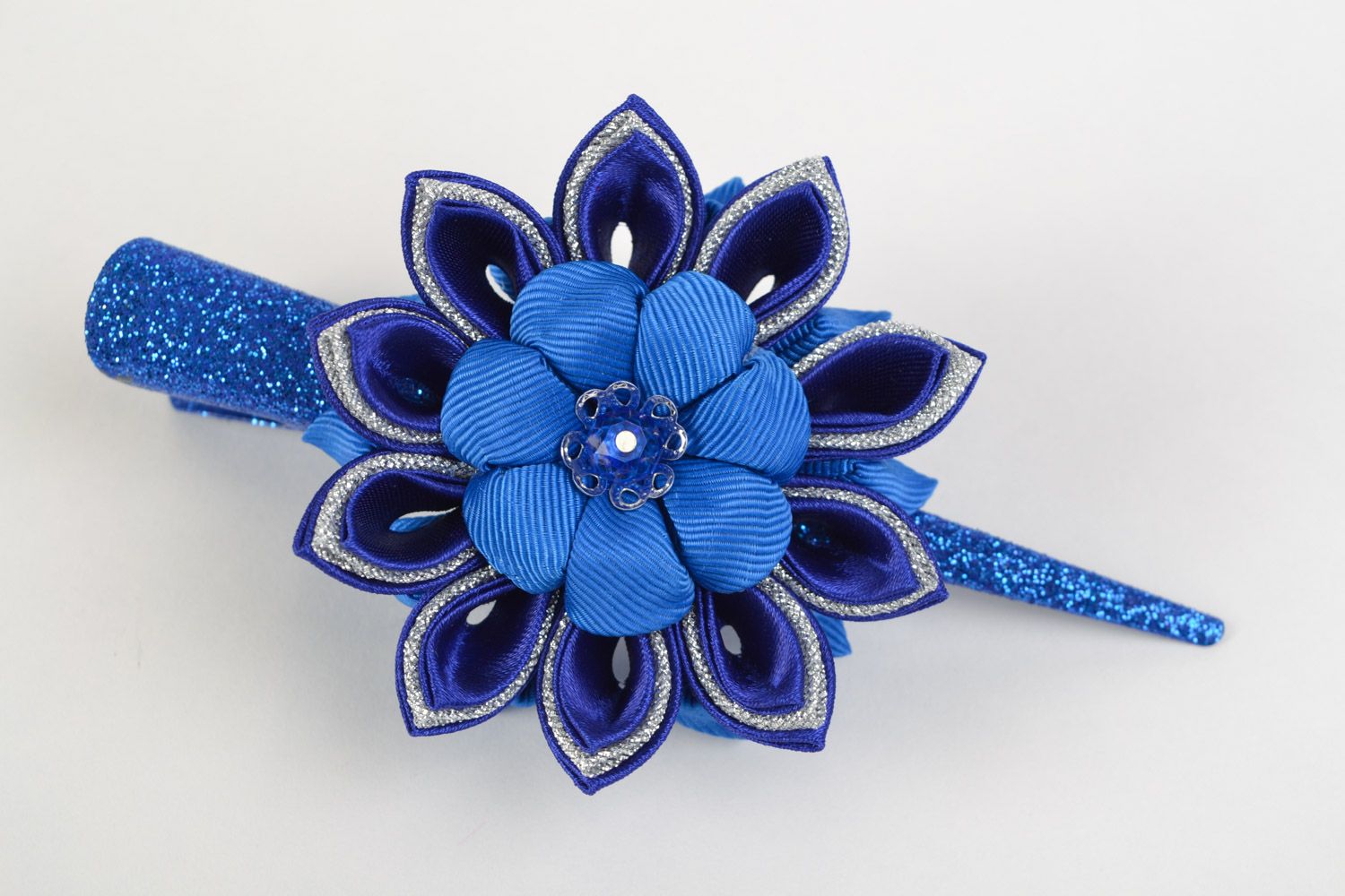 Kreative schöne blaue Haarklemme aus Stoff in Form einer Blume aus Atlas foto 3