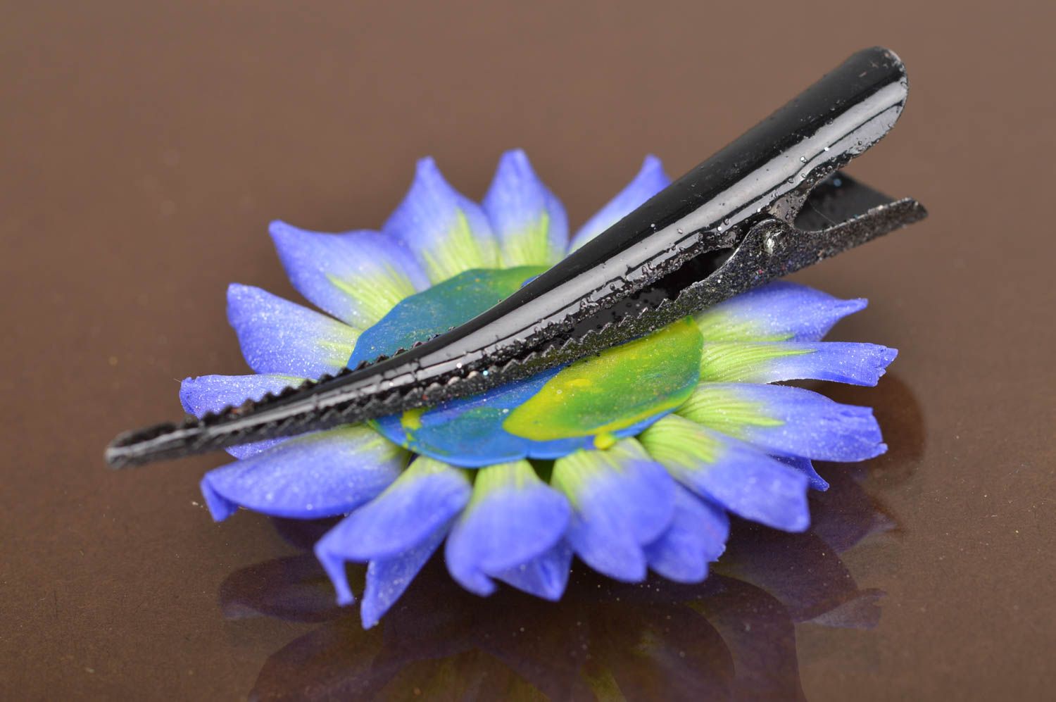 Grande pince à cheveux avec fleur bleue en pâte polymère et métal faite main photo 5