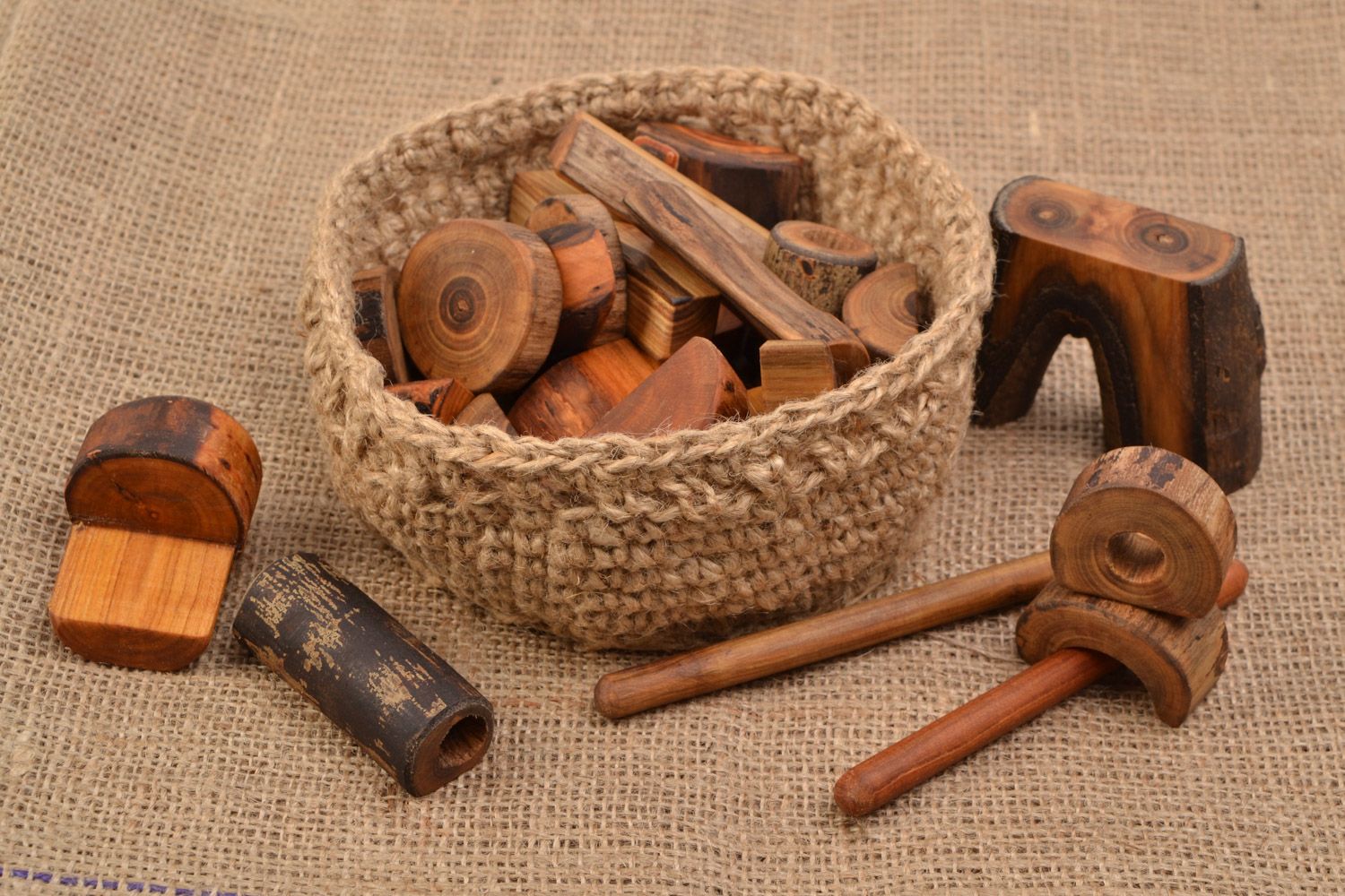 Juguete de madera para desarrollo en cesta mecano natural artesanal foto 1