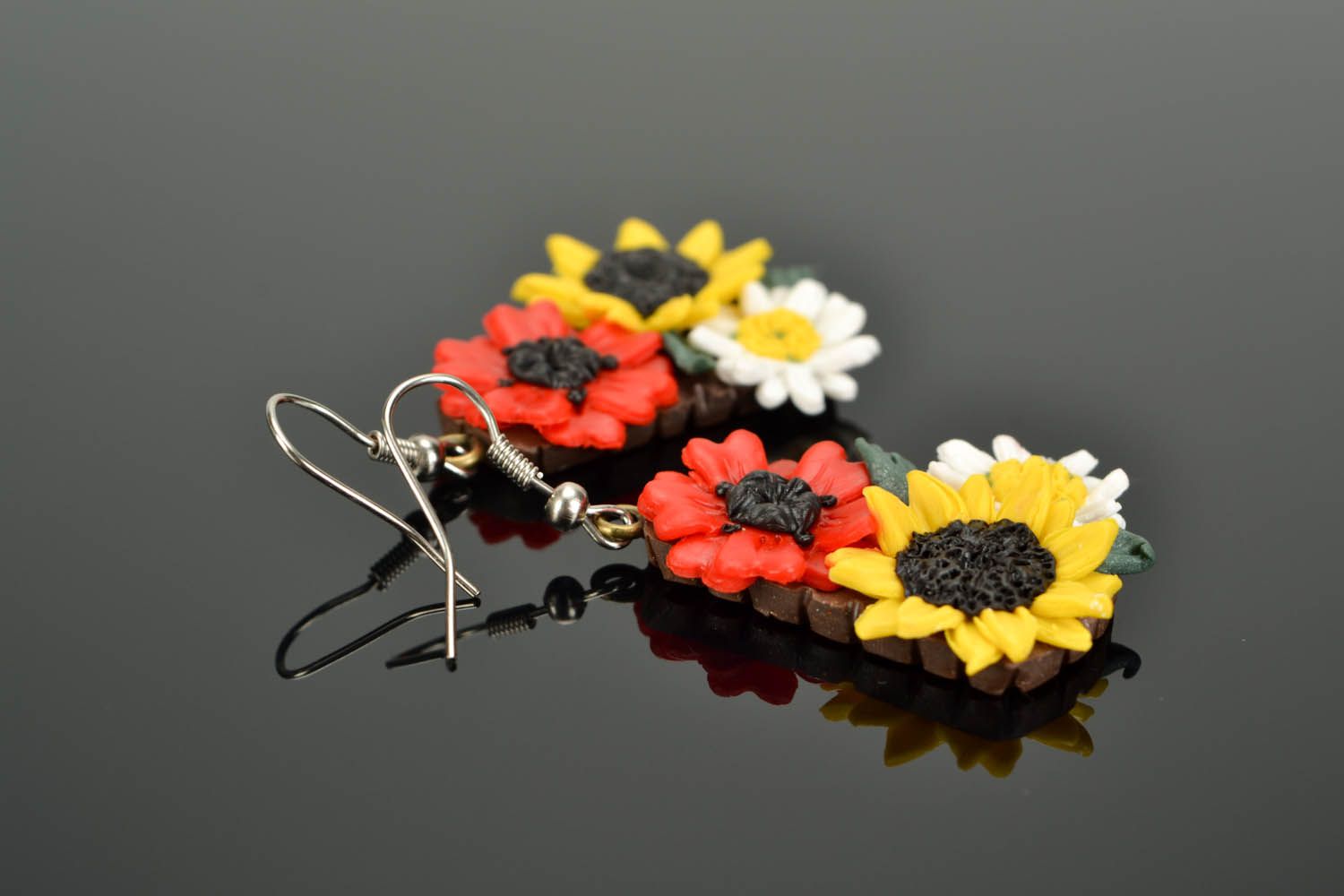 Brincos pingente feitos de cerâmica plástica na forma de flores Caminhada no campo foto 1