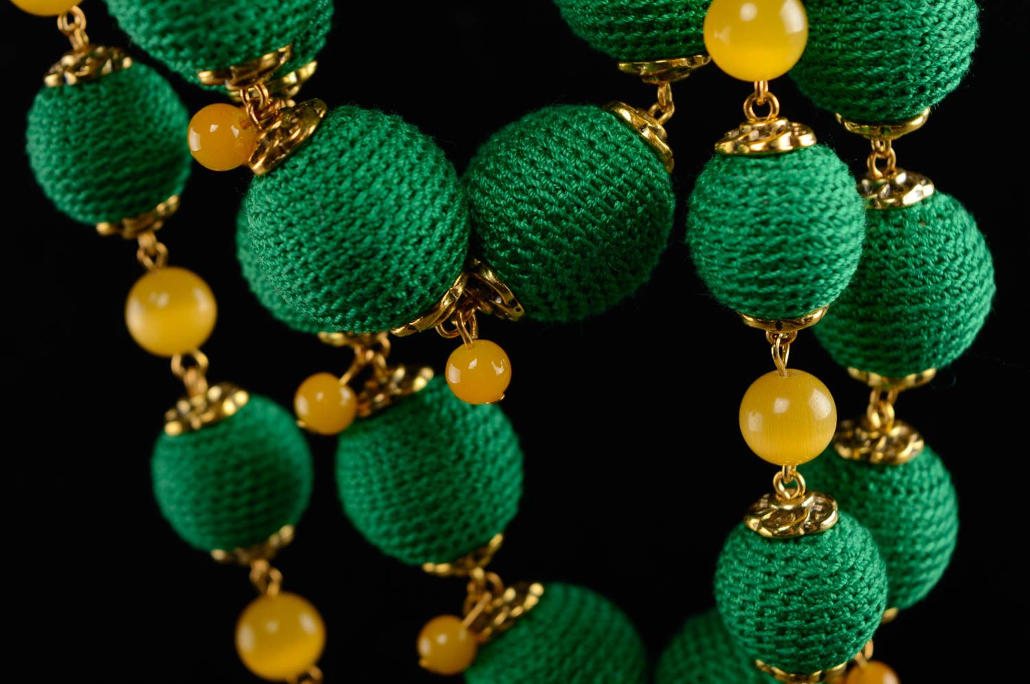 Collier tricoté au crochet fait main vert en fils cotonniers et perles fantaisie photo 3