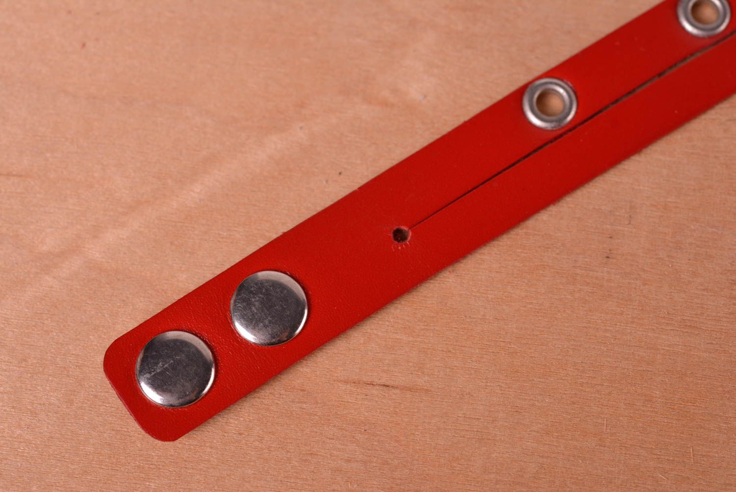 Pulsera de cuero hecha a mano regalo original brazalete artesanal color rojo foto 4
