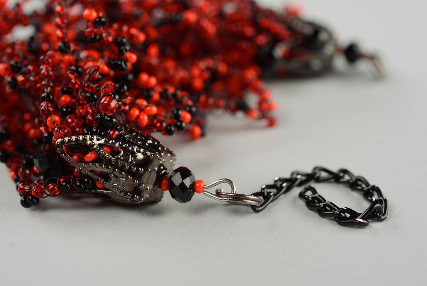 Bracelet en perles de rocaille Rouge sur noir fait main photo 4