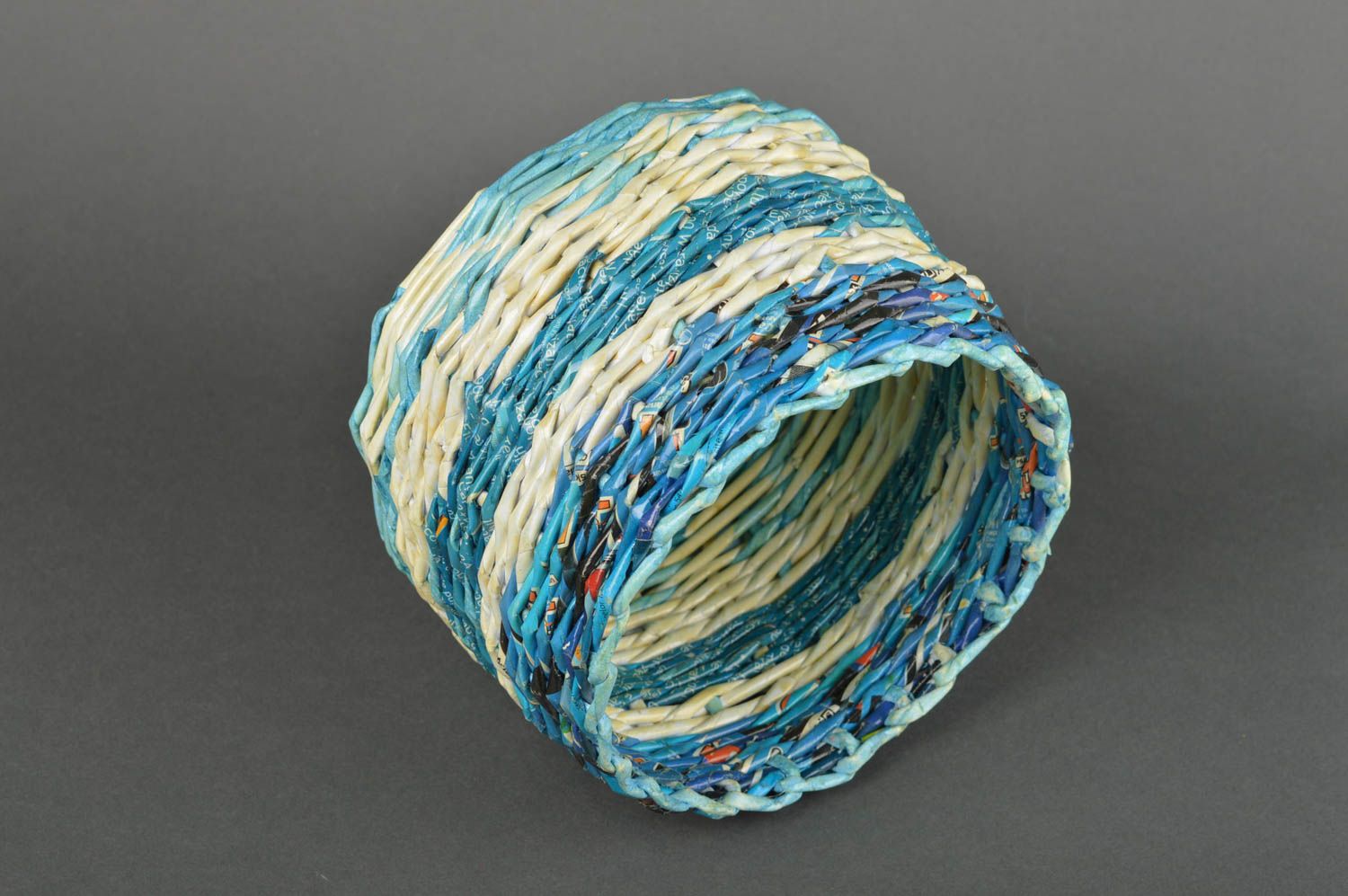 Плетеная корзина ручной работы корзинка из газет голубая корзина из бумаги фото 2