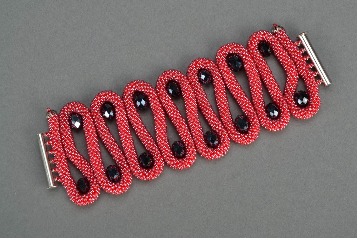 Bracelete vermelho de pérolas foto 1