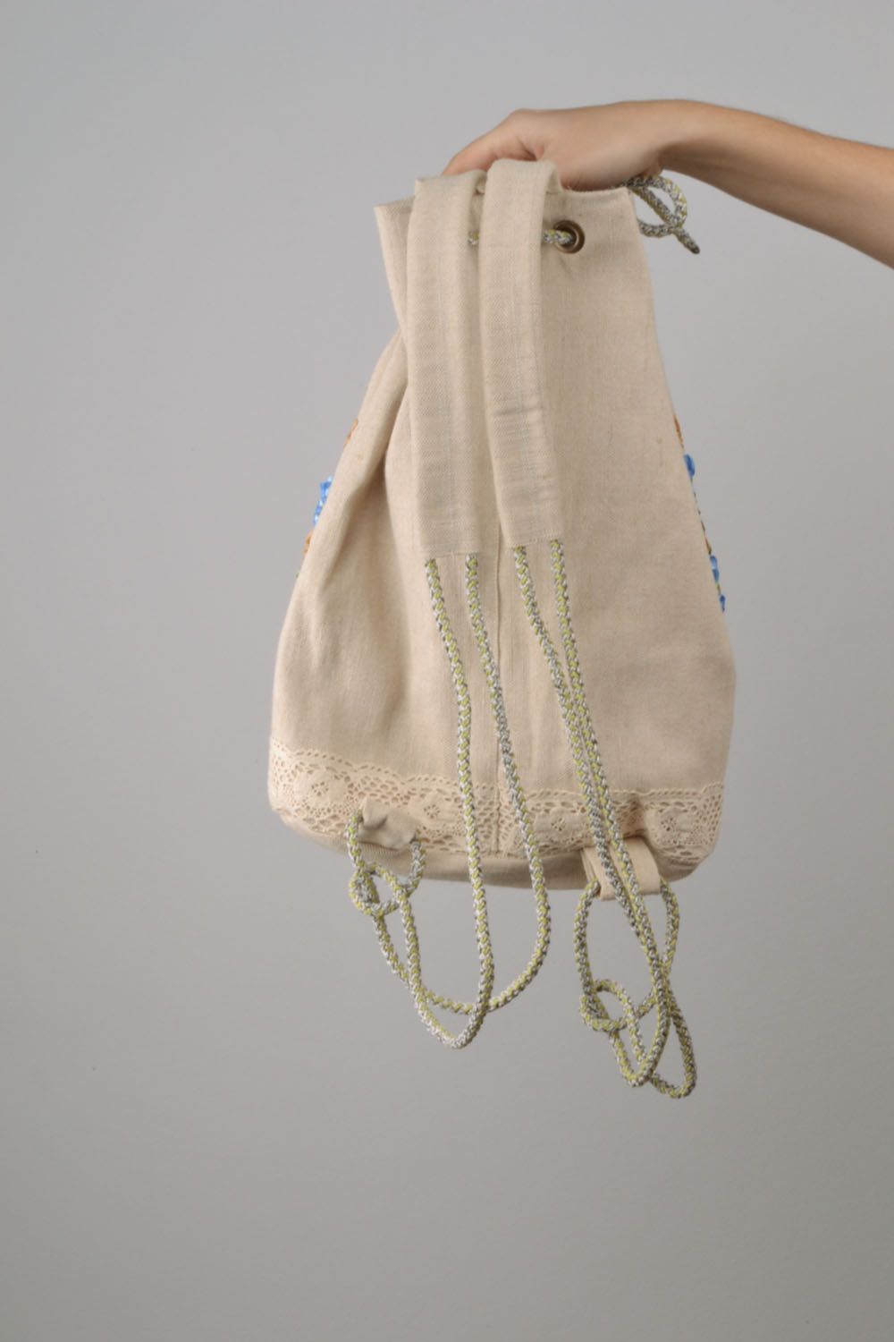 Рюкзак украшенный вышивкой атласными лентами фото 3