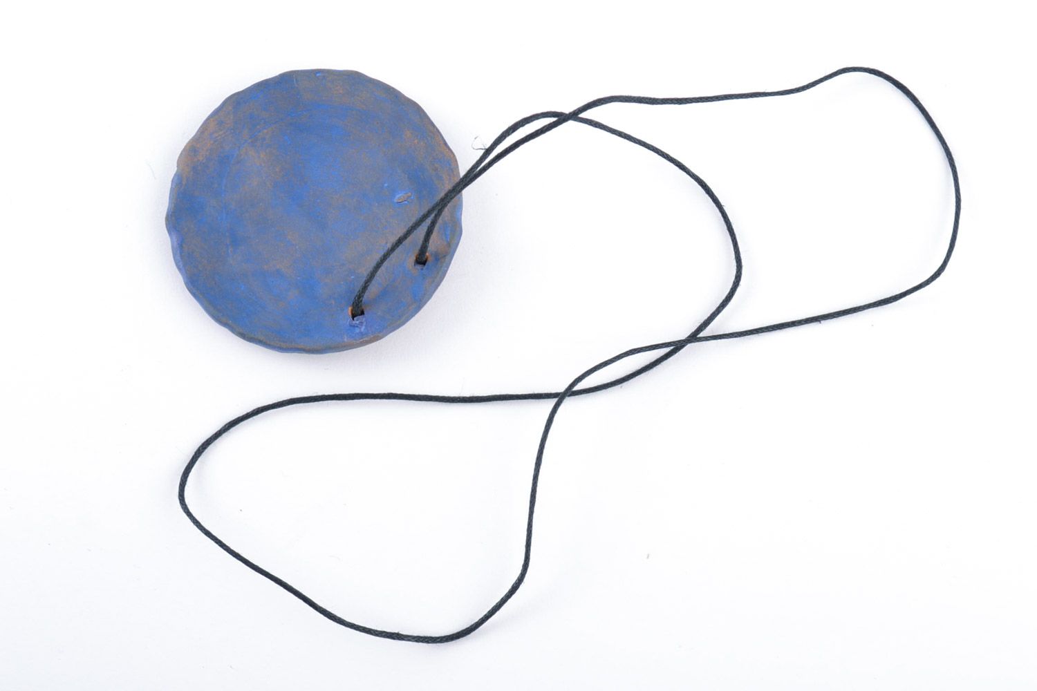 Petit pendentif en céramique rond bleu sur cordelette fait main original photo 3