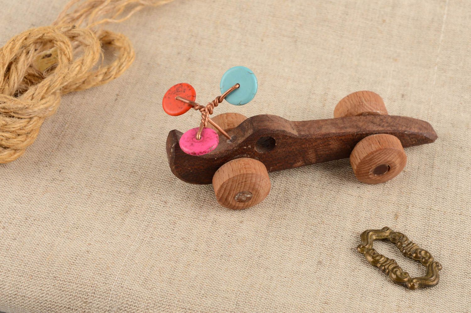 Juguete de madera artesanal infantil ecológico con hélice de piedra bonito foto 1