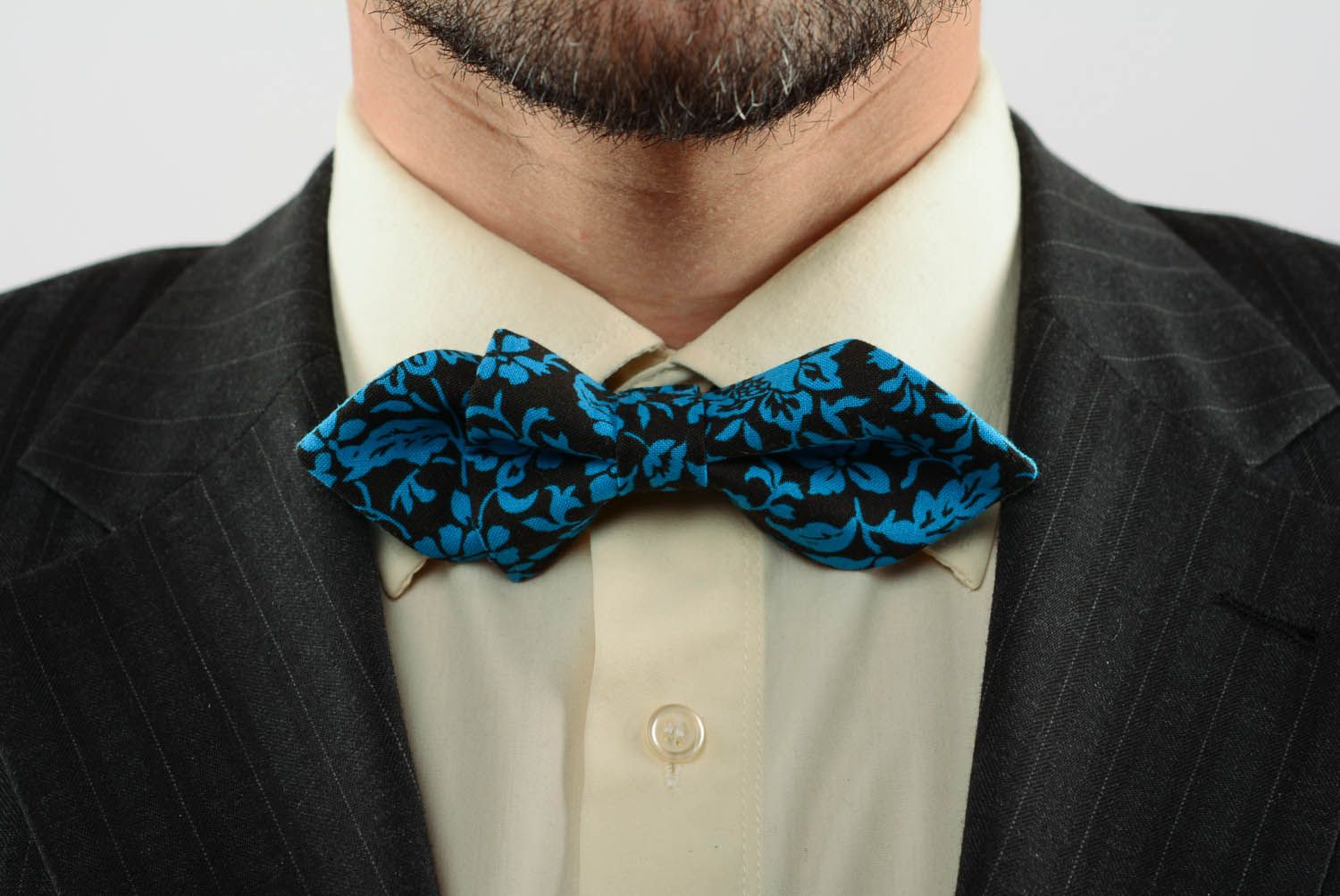 Gravata borboleta preta e azul decorada com bordados foto 1